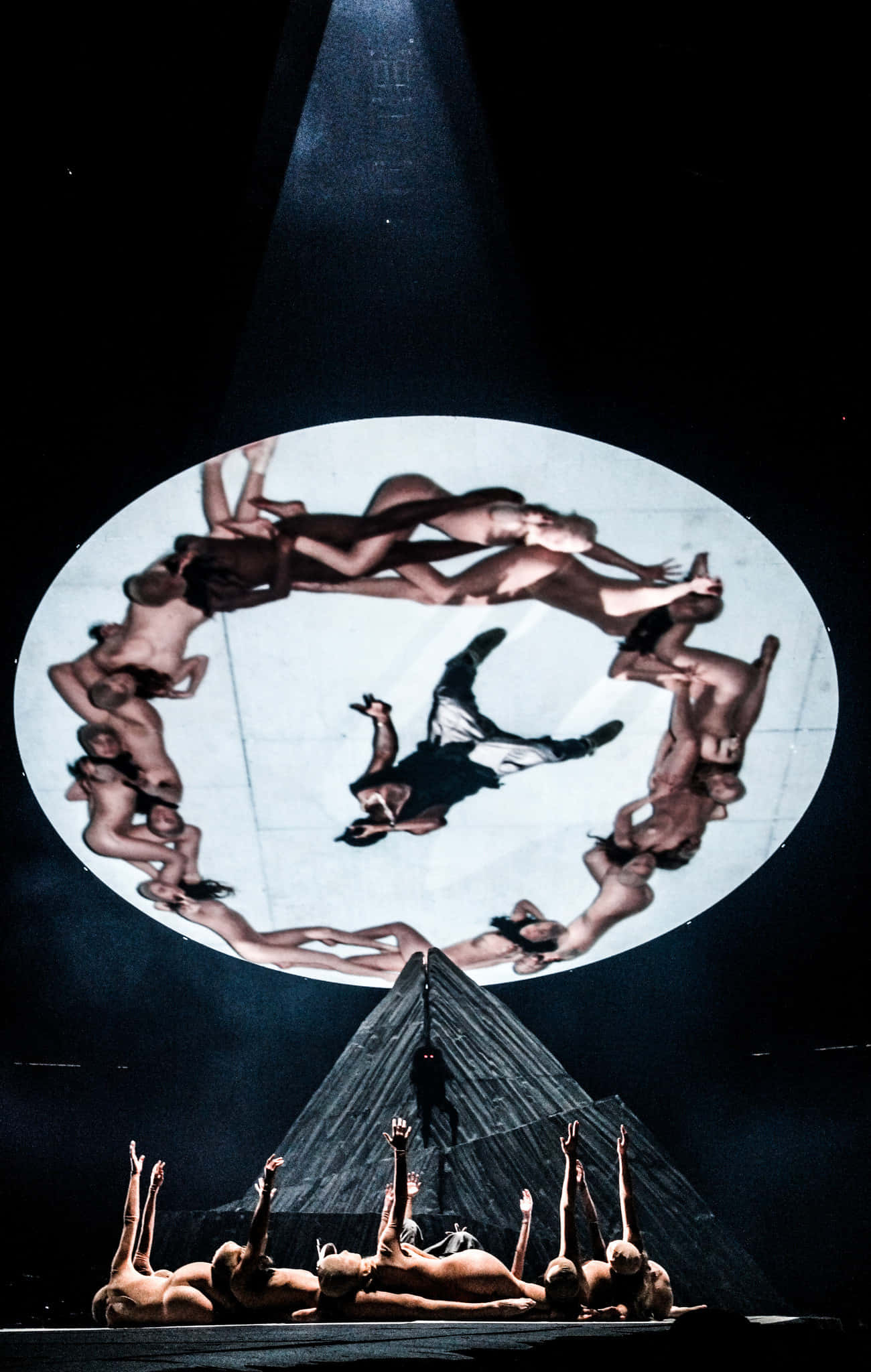 Kanye West Inaonyesha Mtindo Wake wa Kipekee kwenye Ziara ya Yeezus Picha ya Ukuta
