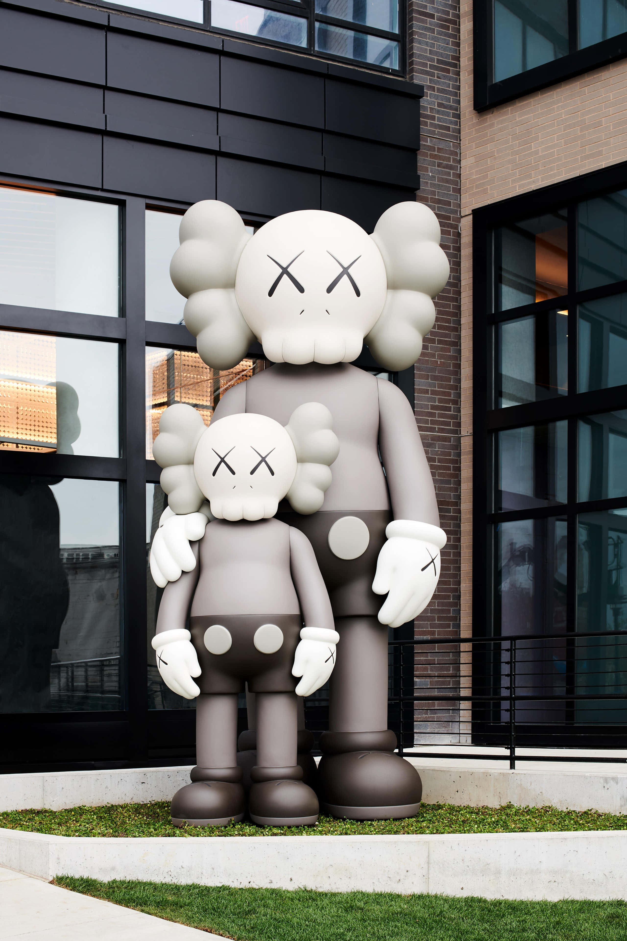 Kaws Inaugura Mstari Mpya wa Sculptures Picha ya Ukuta