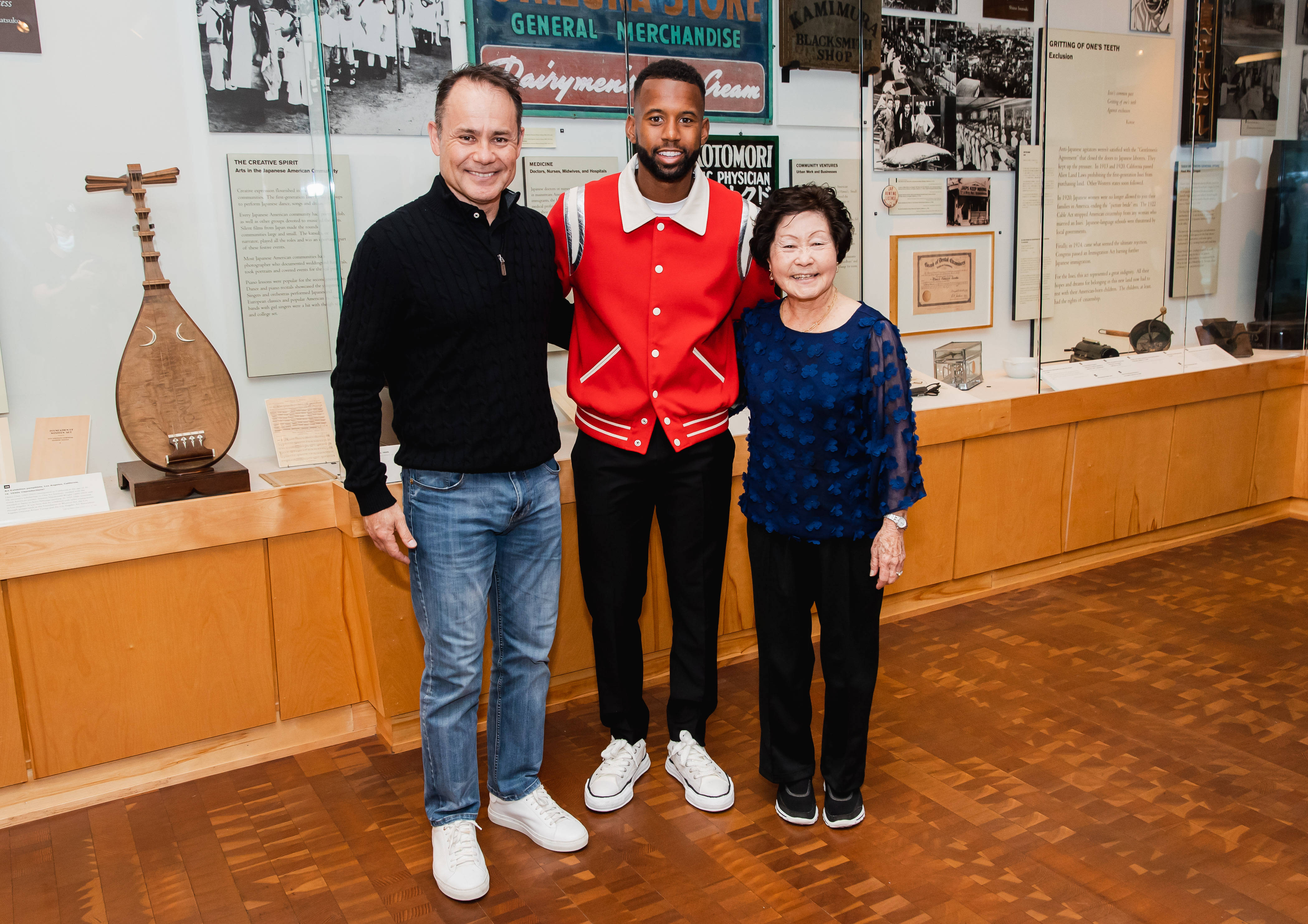 Kellyn Acosta Picha ya Familia Little Tokyo Picha ya Ukuta
