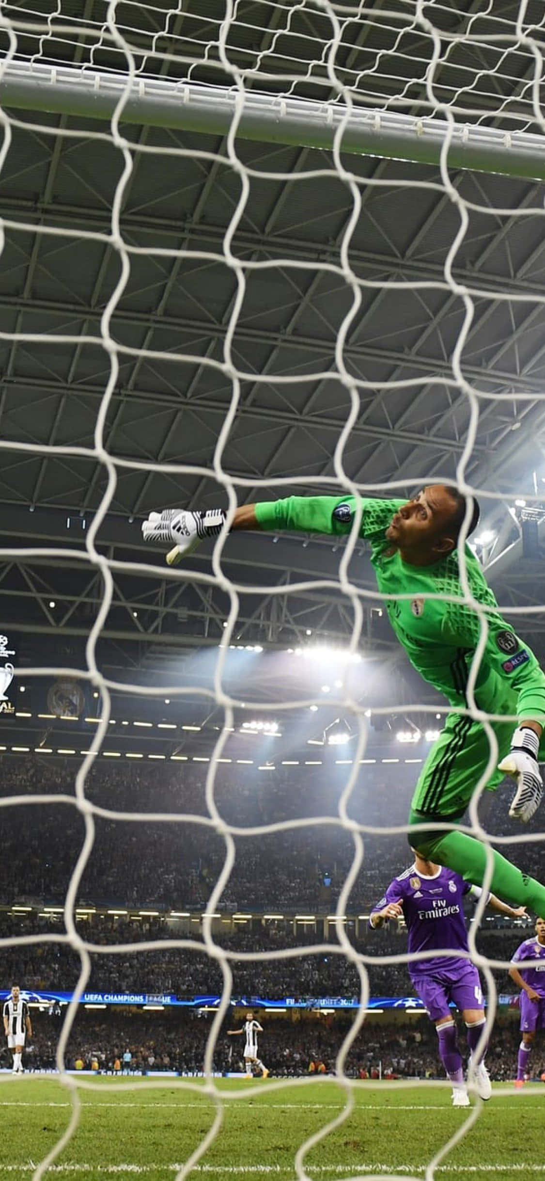 Keylor Navas in action on the field Picha ya Ukuta