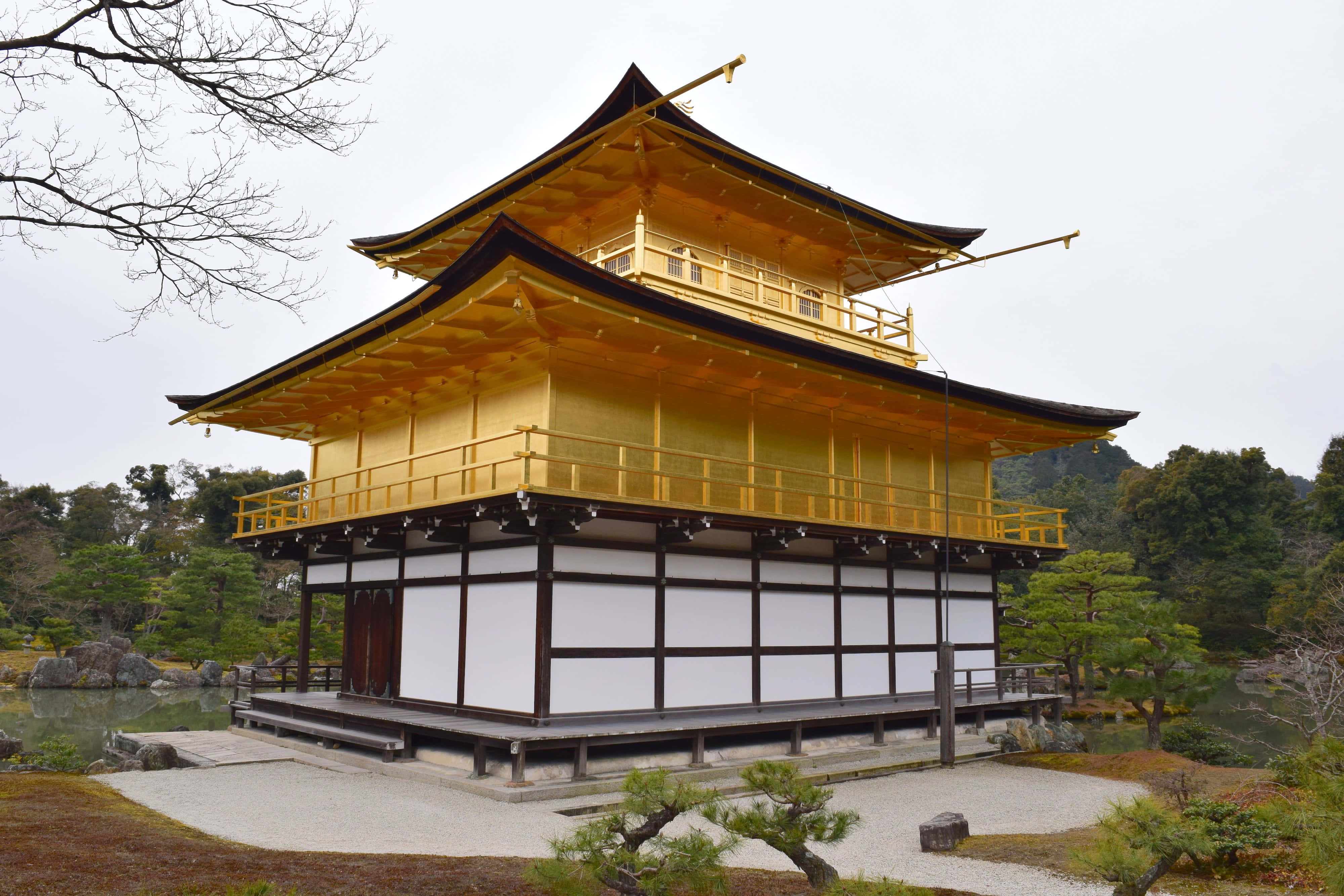 Kichwa: Kinkaku-ji, Hekalu la Dhahabu Lililowashwa Japani Wakati wa Jioni Picha ya Ukuta