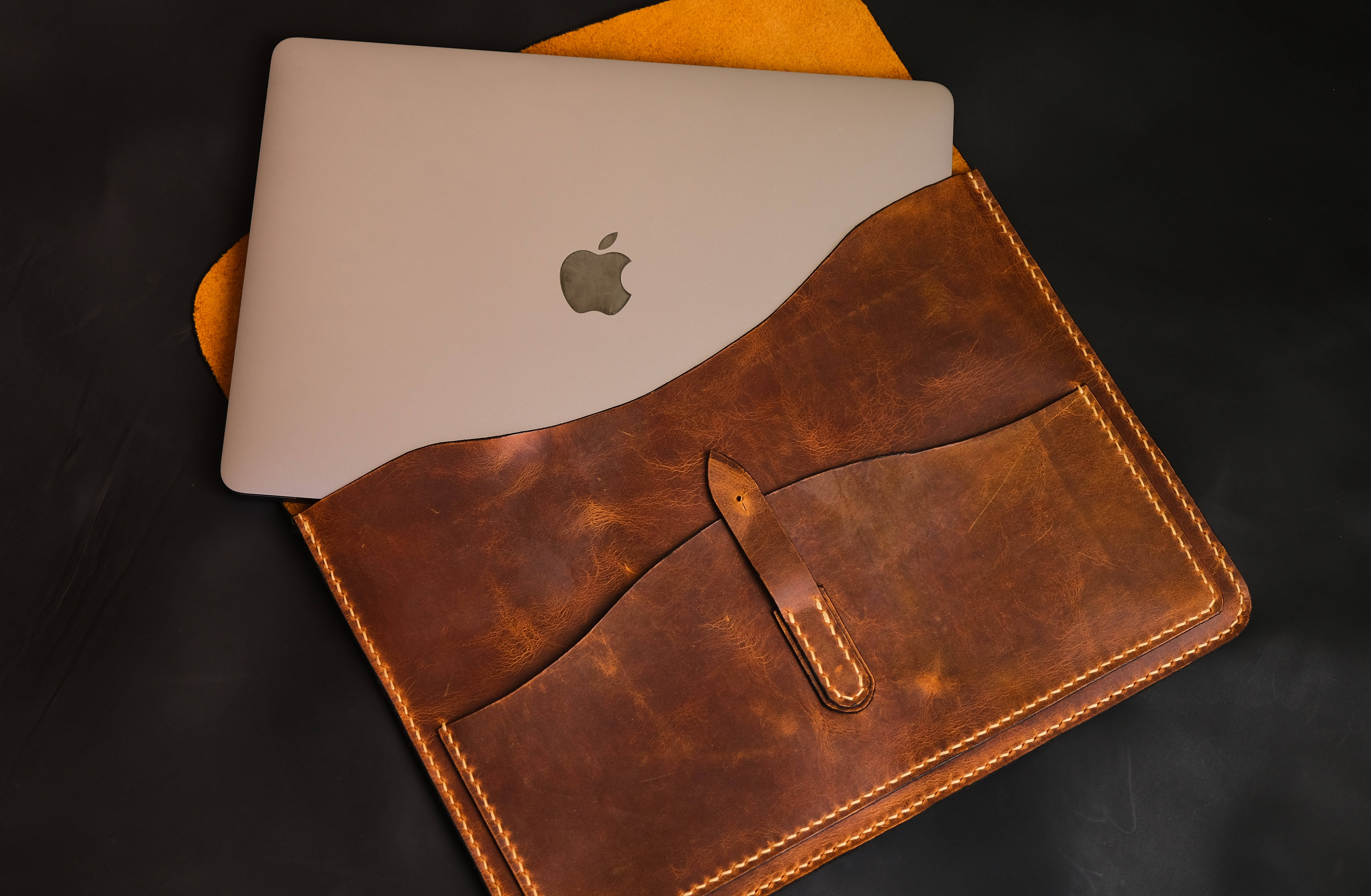 Kichwa: Kompyuta ya Meza ya Apple Mac ya Kisasa kwenye Nafasi ya Kazi ya Ubunifu Picha ya Ukuta