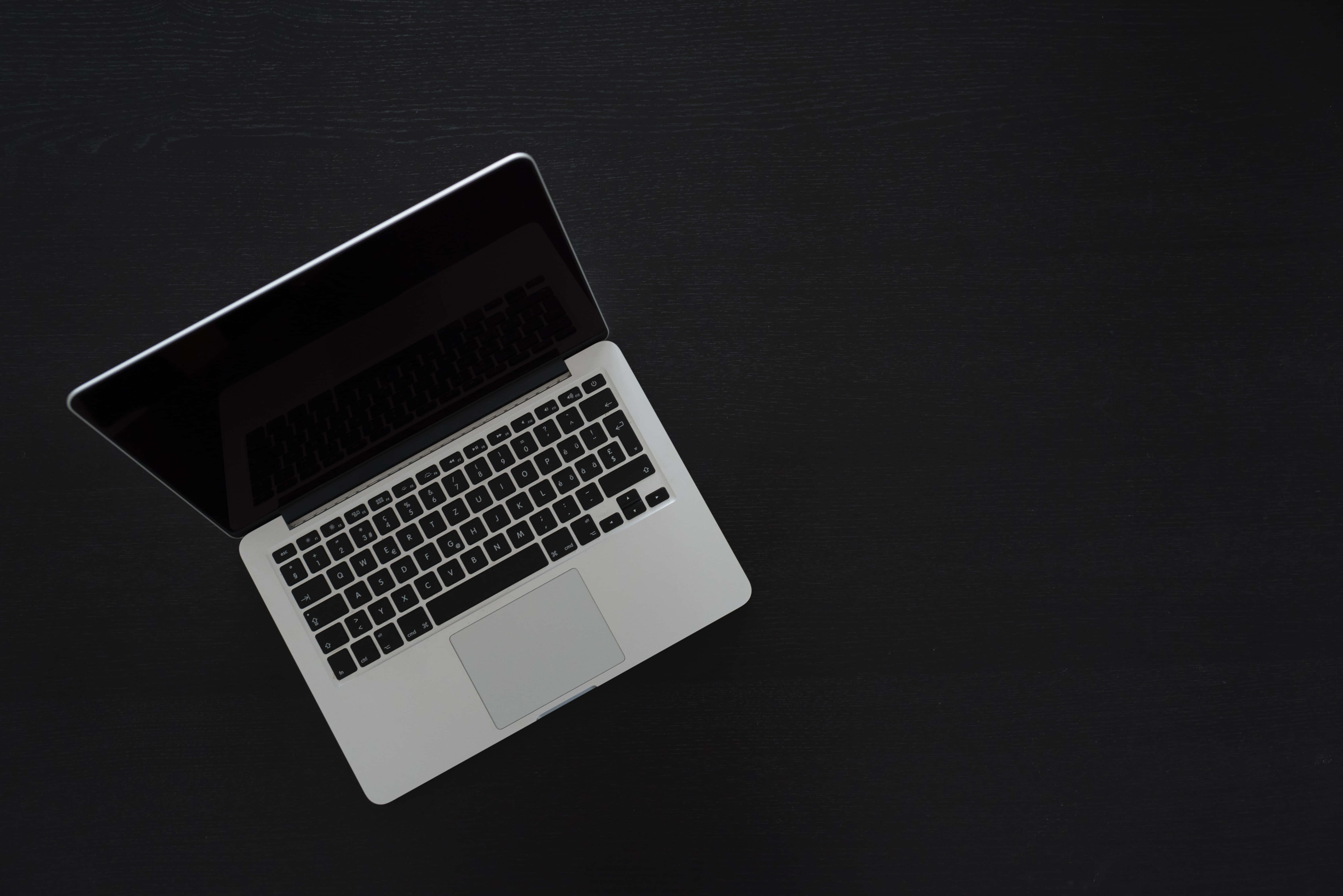 Kichwa: Mpangilio wa Kuvutia wa MacBook Picha ya Ukuta