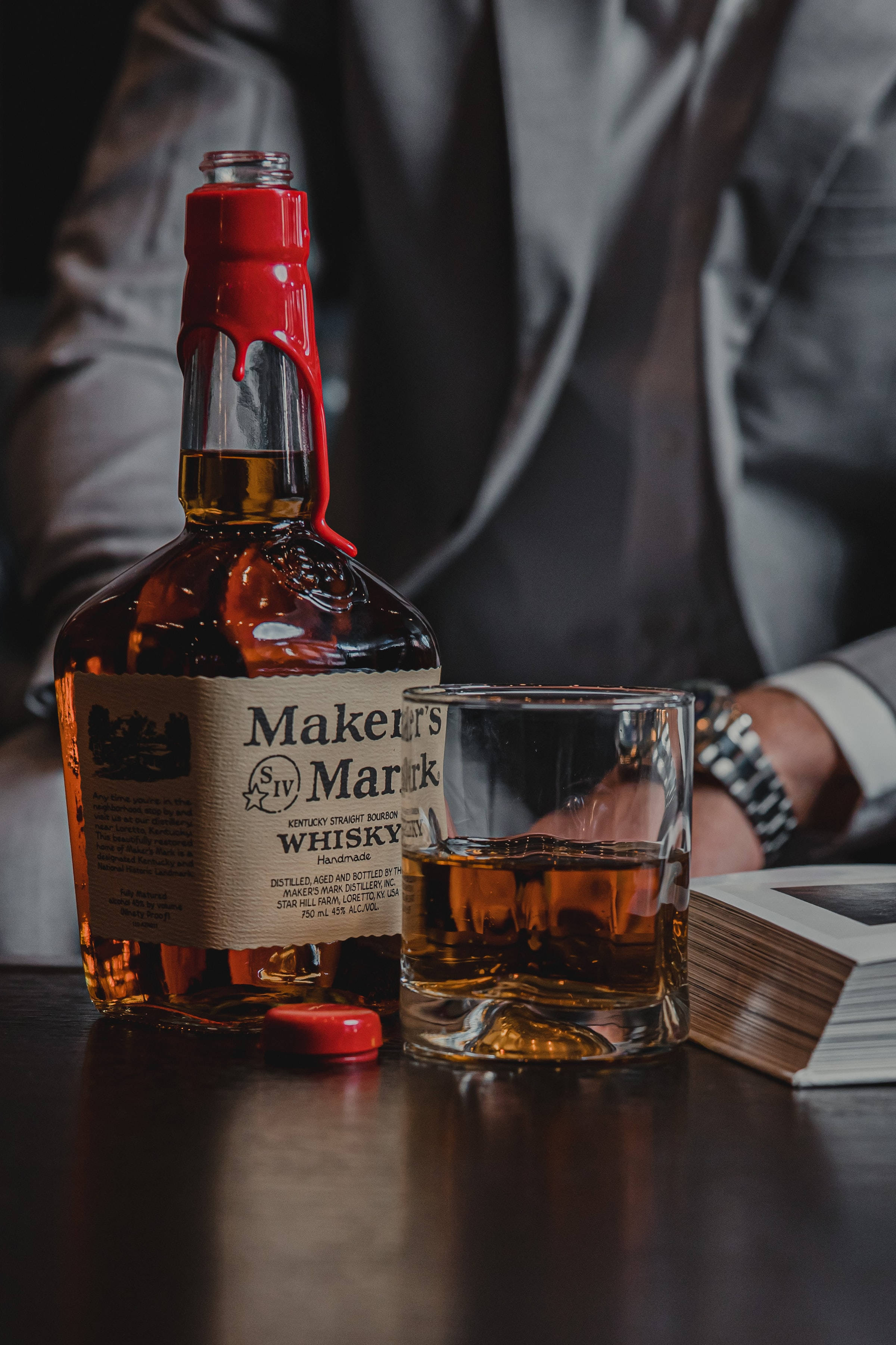 Kichwa: Mwanga wa Ubora - Maker's Mark Whisky Picha ya Ukuta