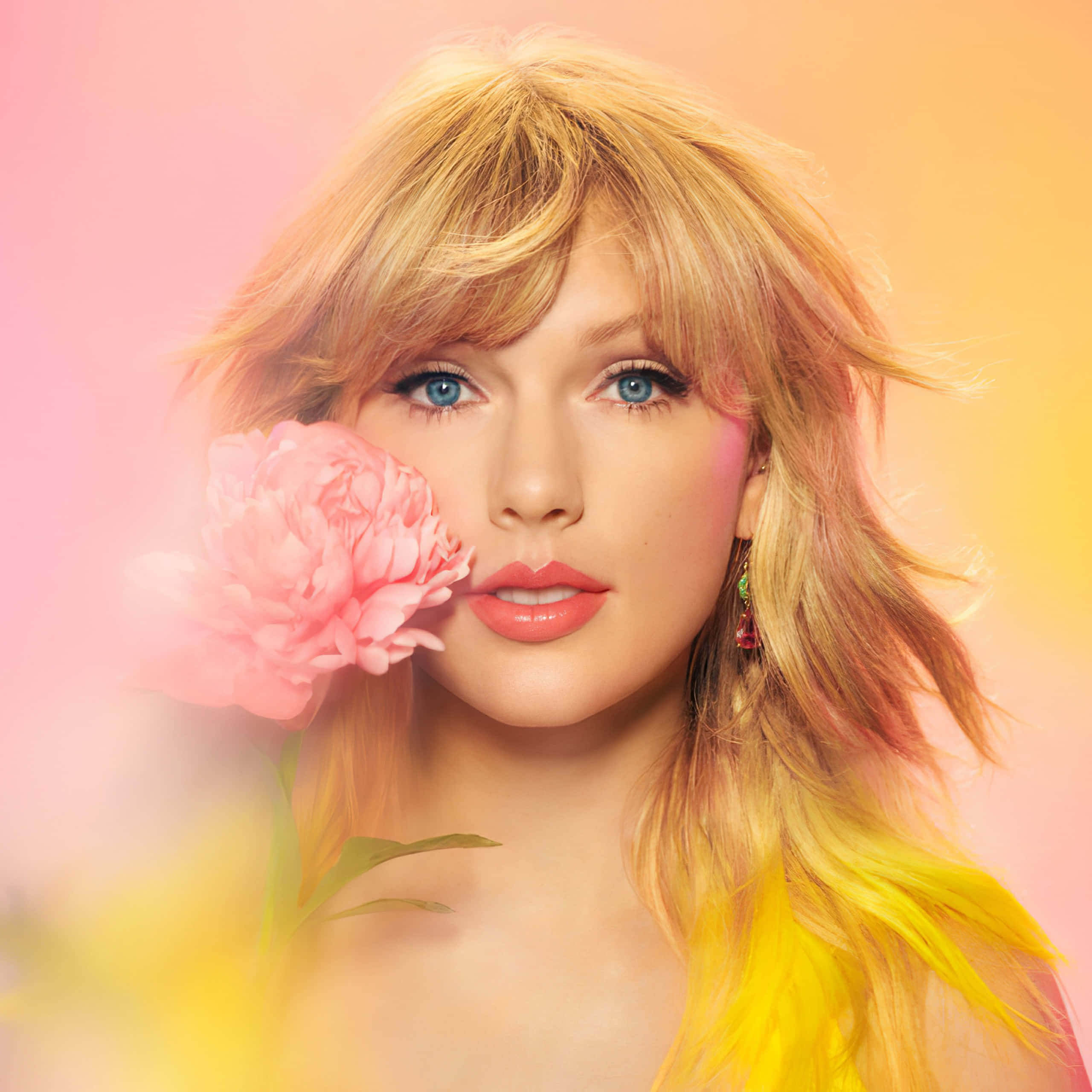 Kichwa: Taylor Swift Akiangazwa na Taa za Jukwaani Picha ya Ukuta