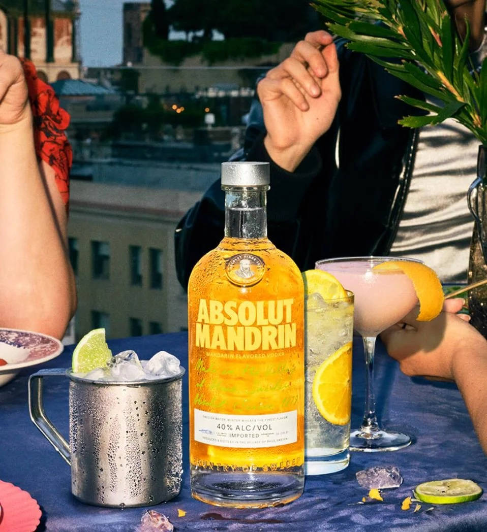 Kikombe cha Absolut Mandarin Vodka na Lemon ya Kichwani Picha ya Ukuta