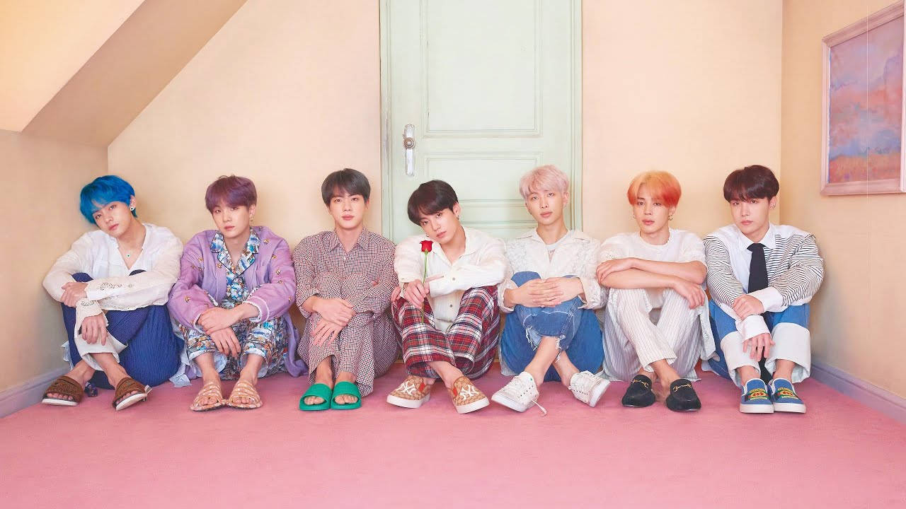 Kikundi cha BTS Kinachopendeza Kimeketi Pamoja kwenye Attic Picha ya Ukuta