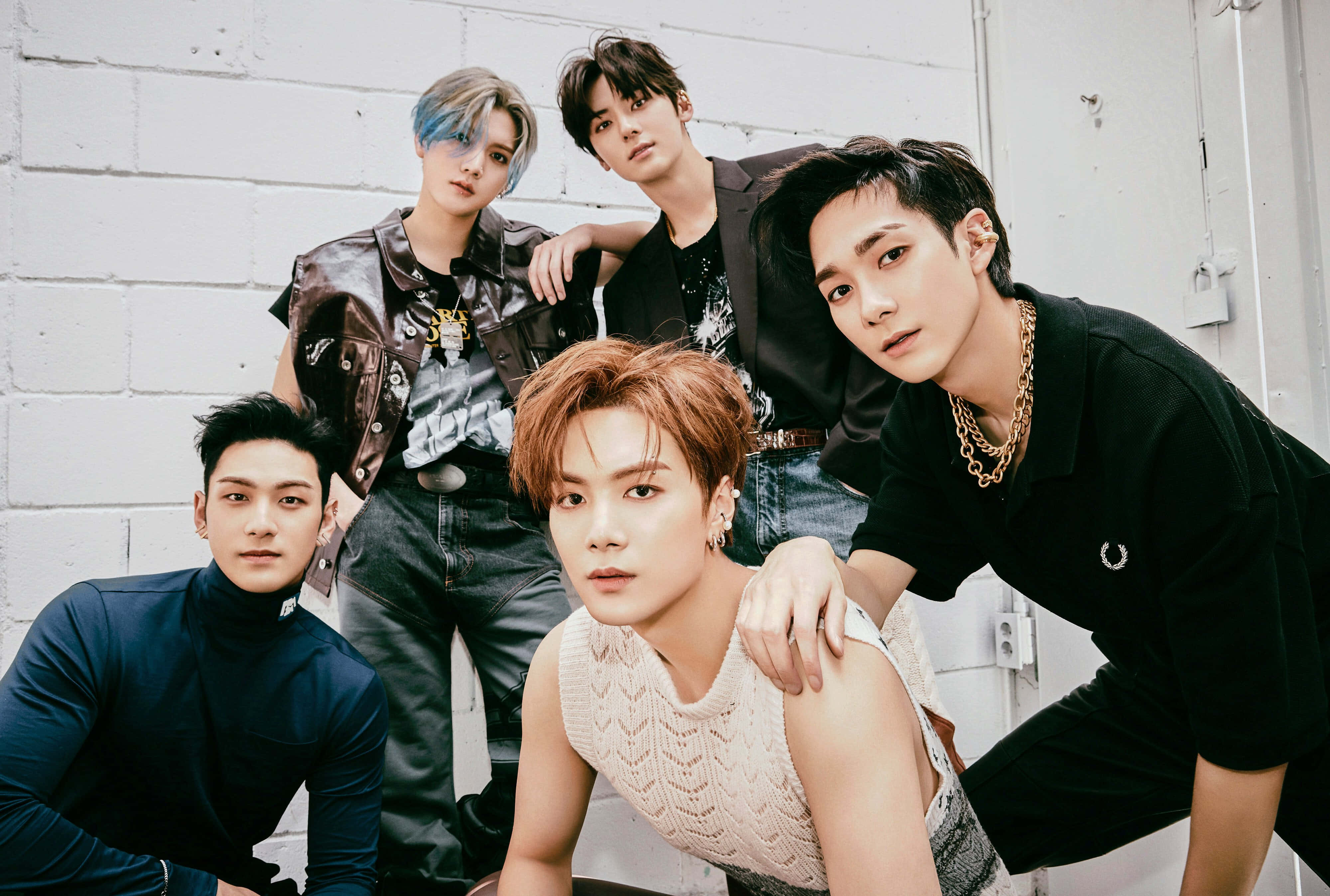 Kikundi cha Kpop cha Wavulana cha Nuest Kilicho Poa Picha ya Ukuta