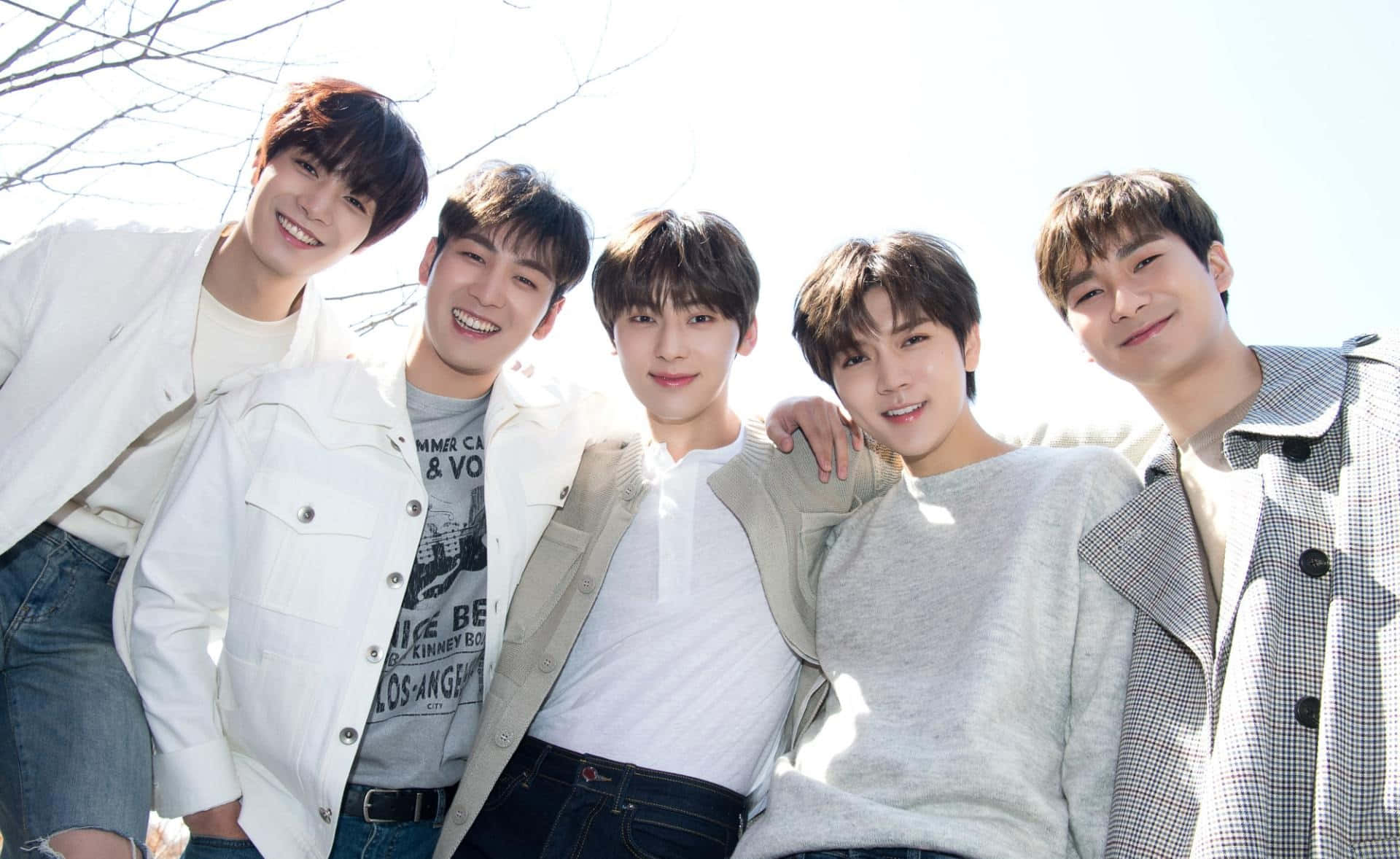 Kikundi cha Kpop Nuest Nje Picha ya Ukuta