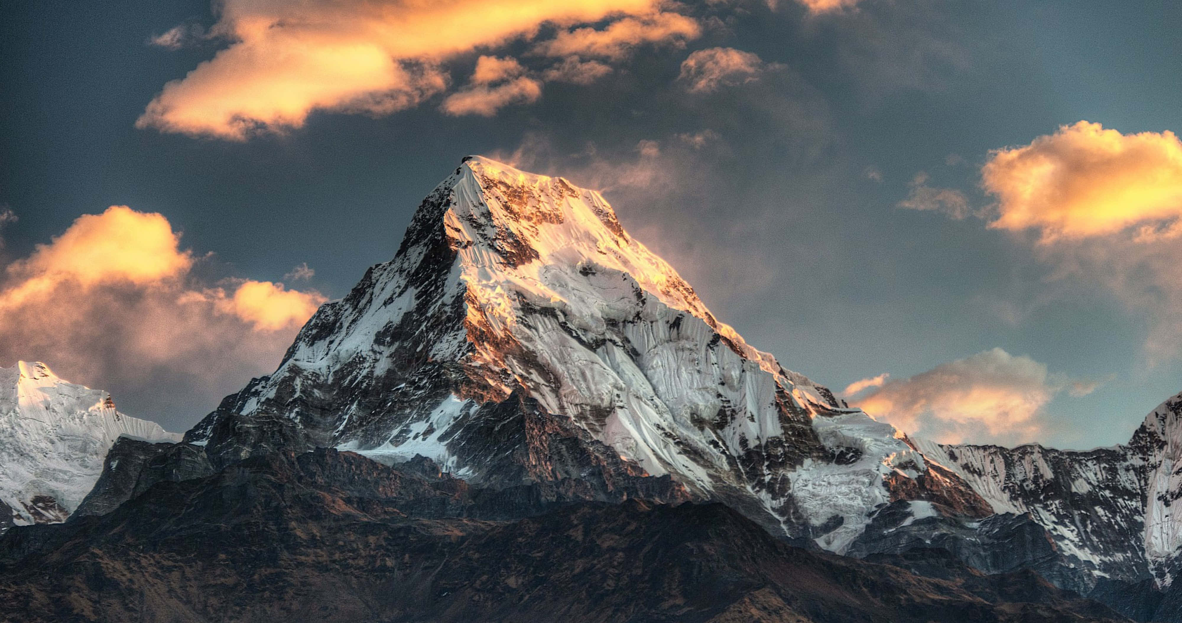 Kilele cha Mlima Annapurna 4K Picha ya Ukuta