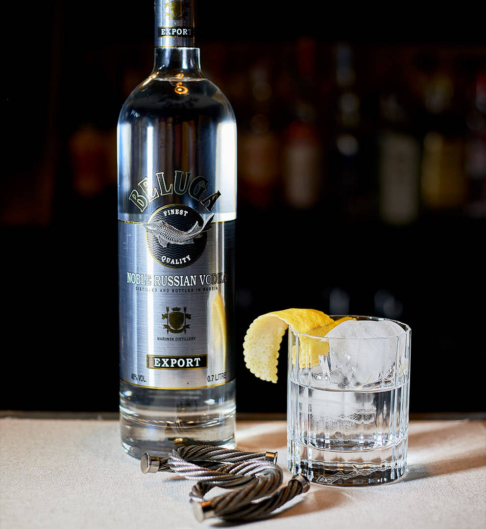 Kinywaji cha Beluga Vodka na Kipepeo ya Limau Picha ya Ukuta