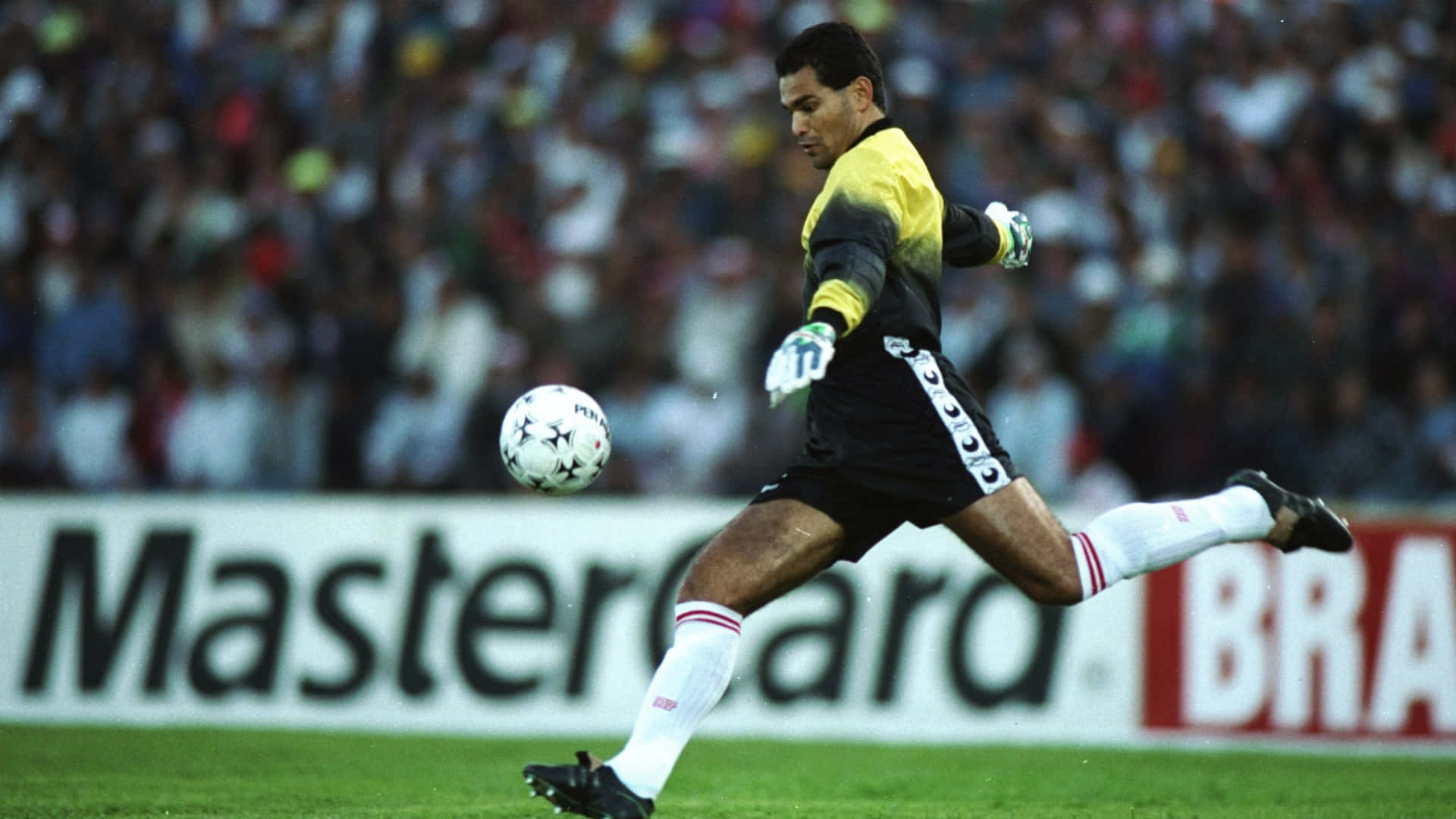 Kipa wa Timu ya Soka ya Paraguay Jose Luis Chilavert Akicheza Mpira Picha ya Ukuta