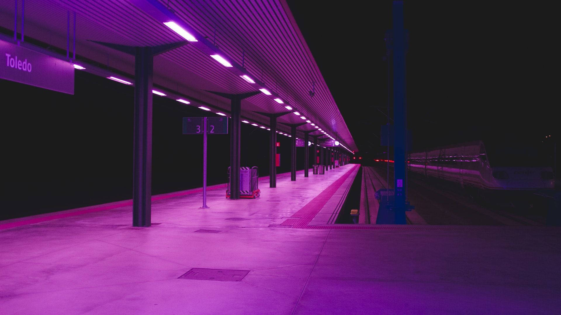 Kituo cha Treni cha Pinki cha Neon Picha ya Ukuta