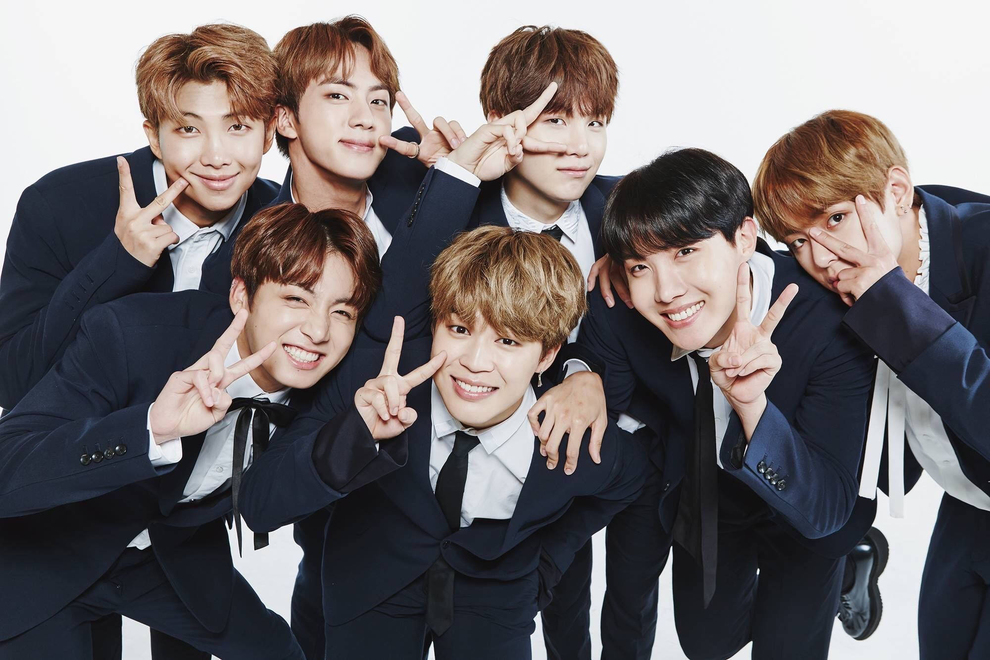 Kompakt ya BTS yenye Ishara ya Amani Picha ya Ukuta