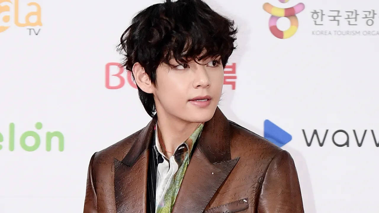 Koti la Ngozi la Kahawia la BTS V Picha ya Ukuta