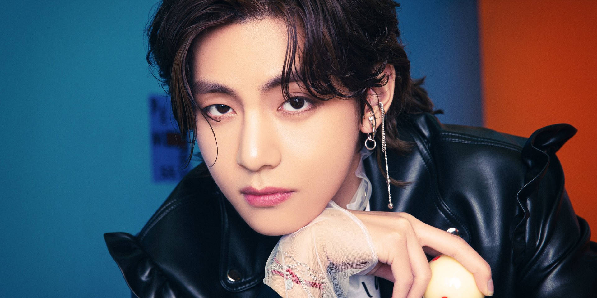 Koti la Ngozi Nyeusi la BTS V Picha ya Ukuta