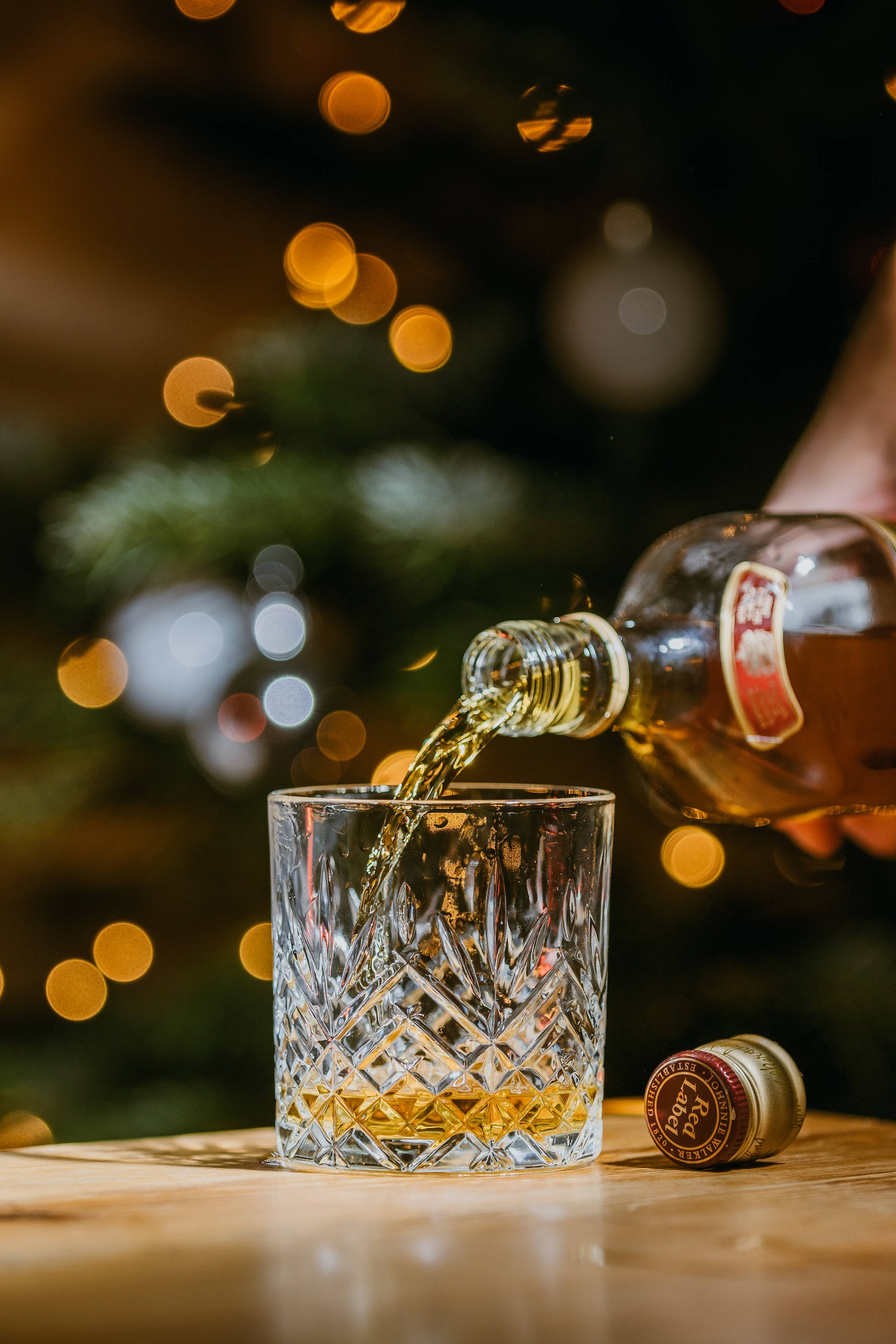 Krisimasi Whisky Inayowasha Juu ya Glasi Picha ya Ukuta