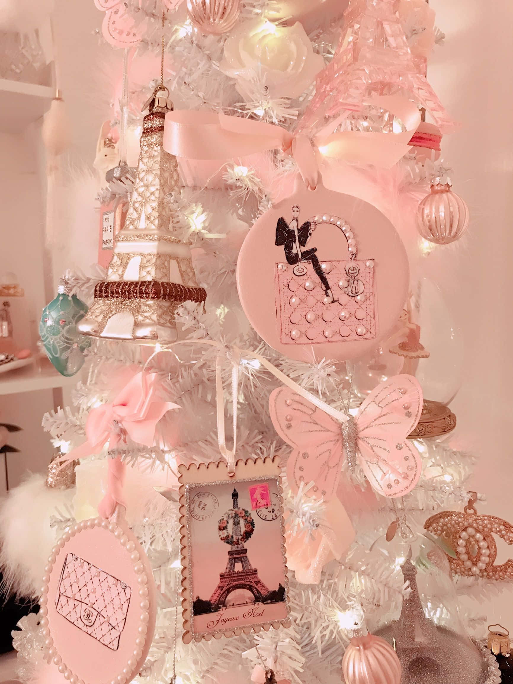 Krismasi ya Aesthetic ya Pastel yenye Mapambo ya Mnara wa Eiffel Picha ya Ukuta