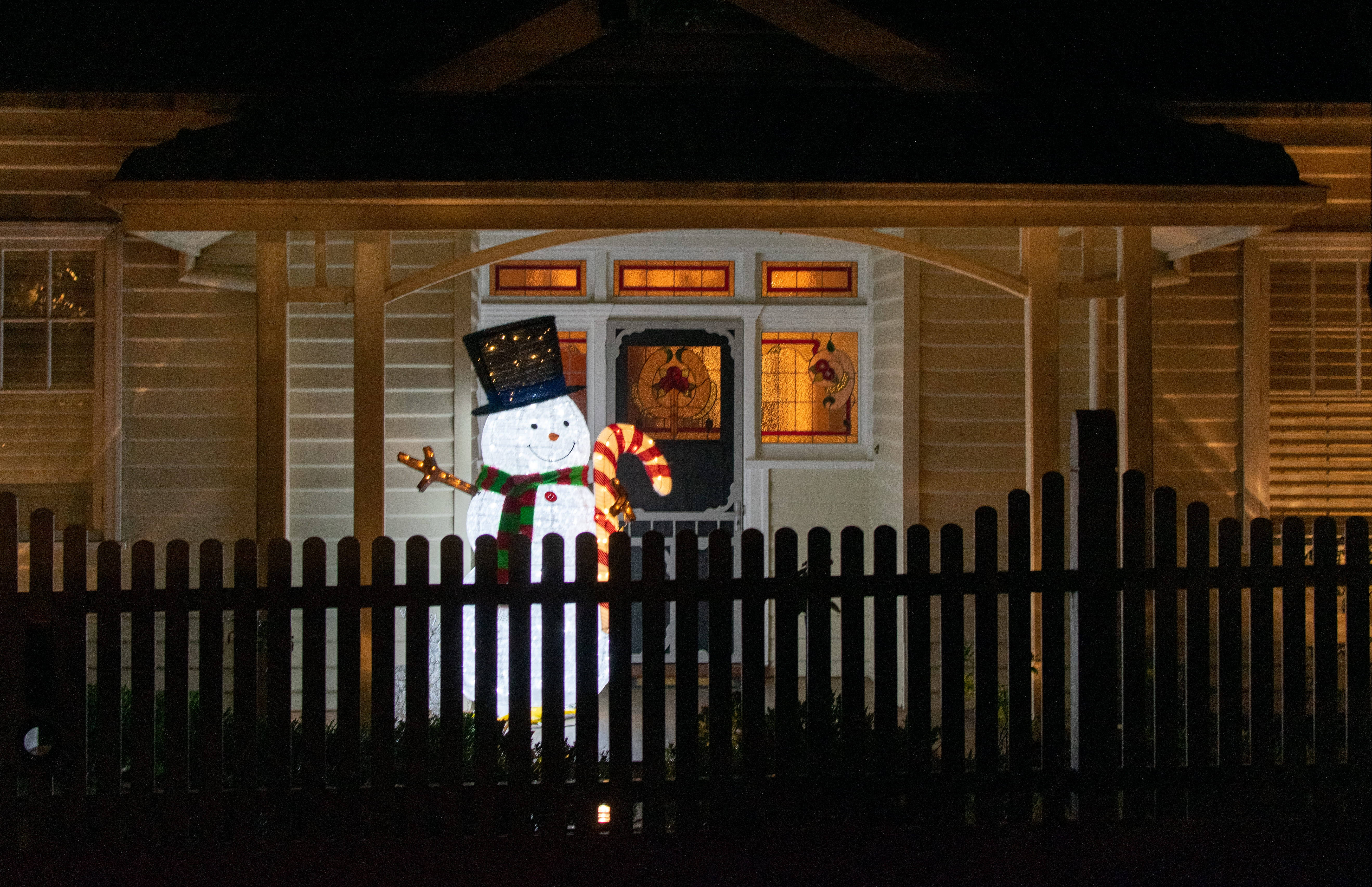 Krismasi ya Australia Snowman Nje ya Nyumba Picha ya Ukuta