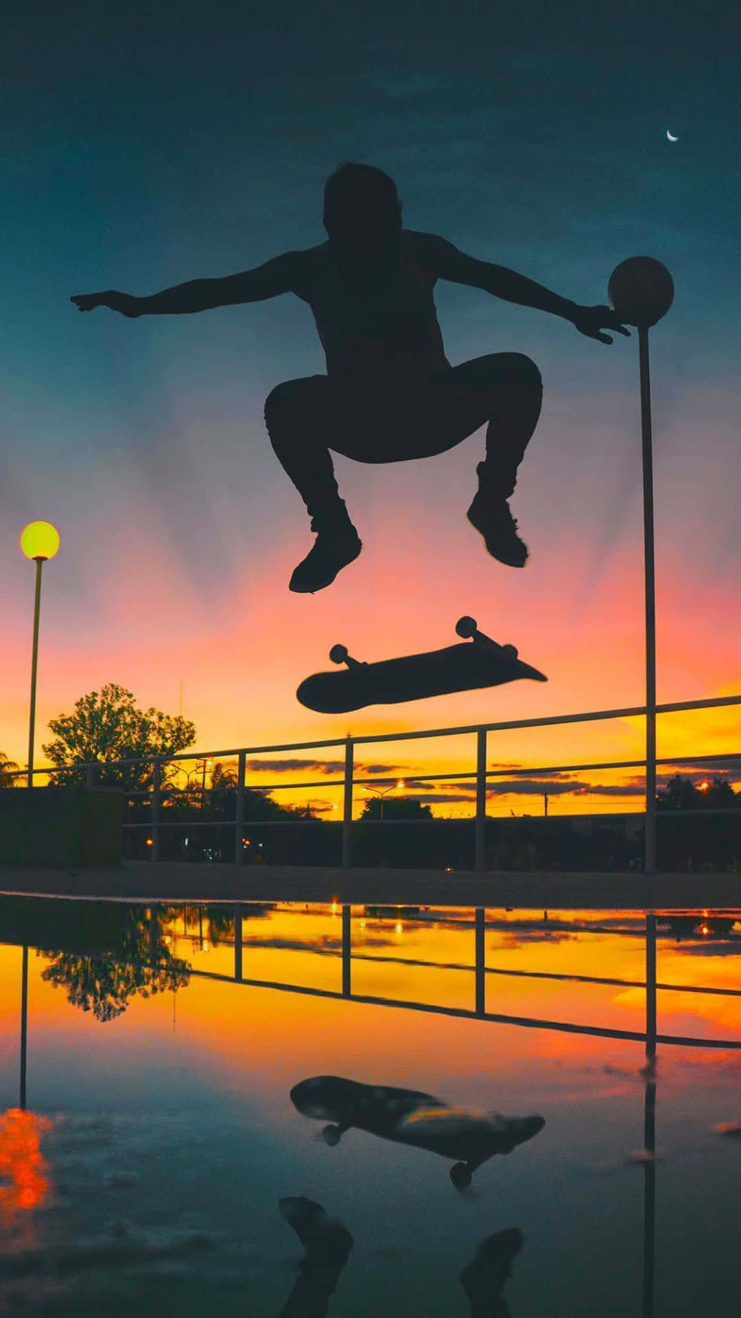 Kuangusha mwonekano wake wa skater boy huku akitembea mji Picha ya Ukuta