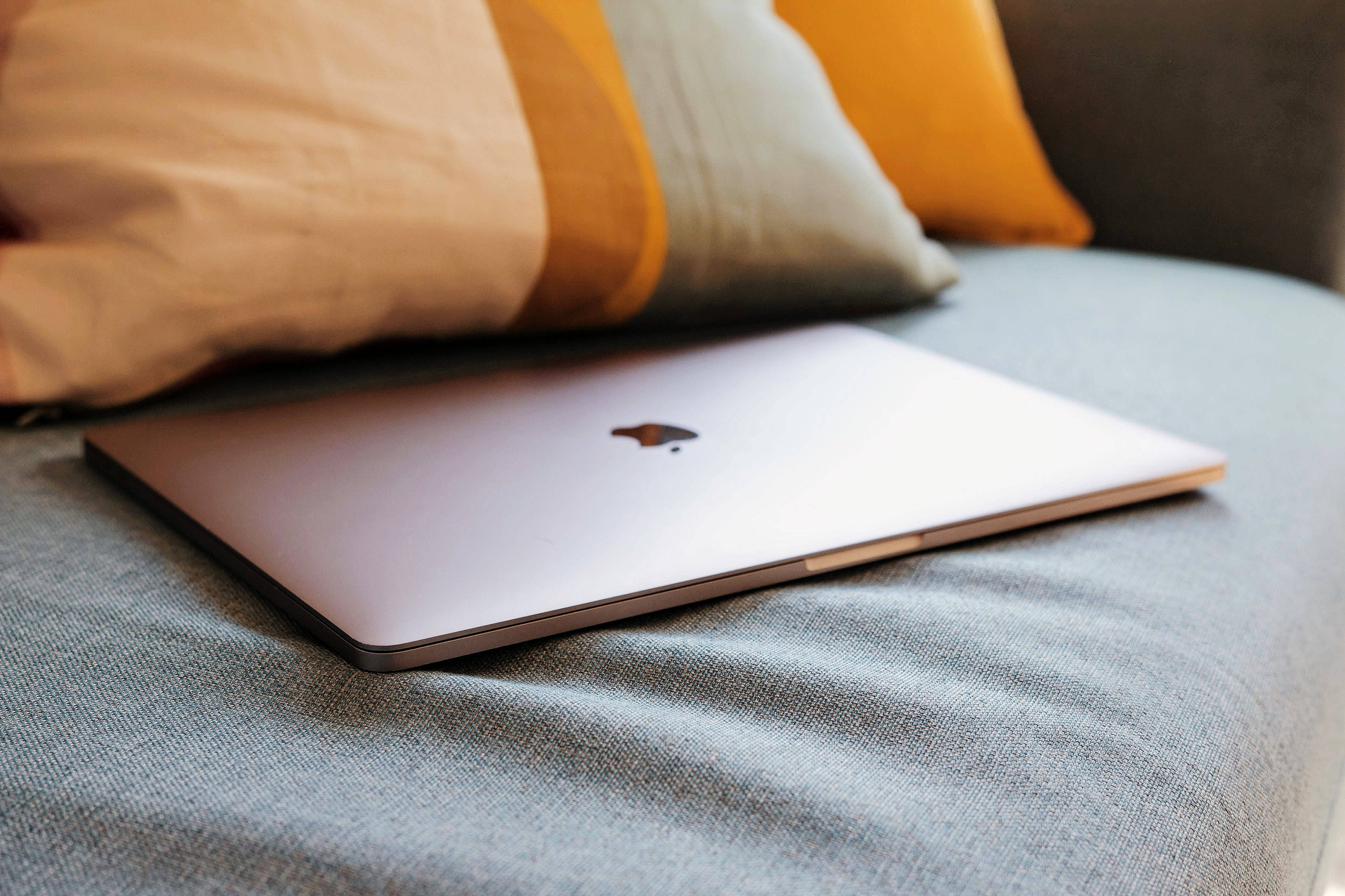 Kuchochea Ubunifu kwa Nafasi ya Kazi ya Mac ya Kupendeza Picha ya Ukuta