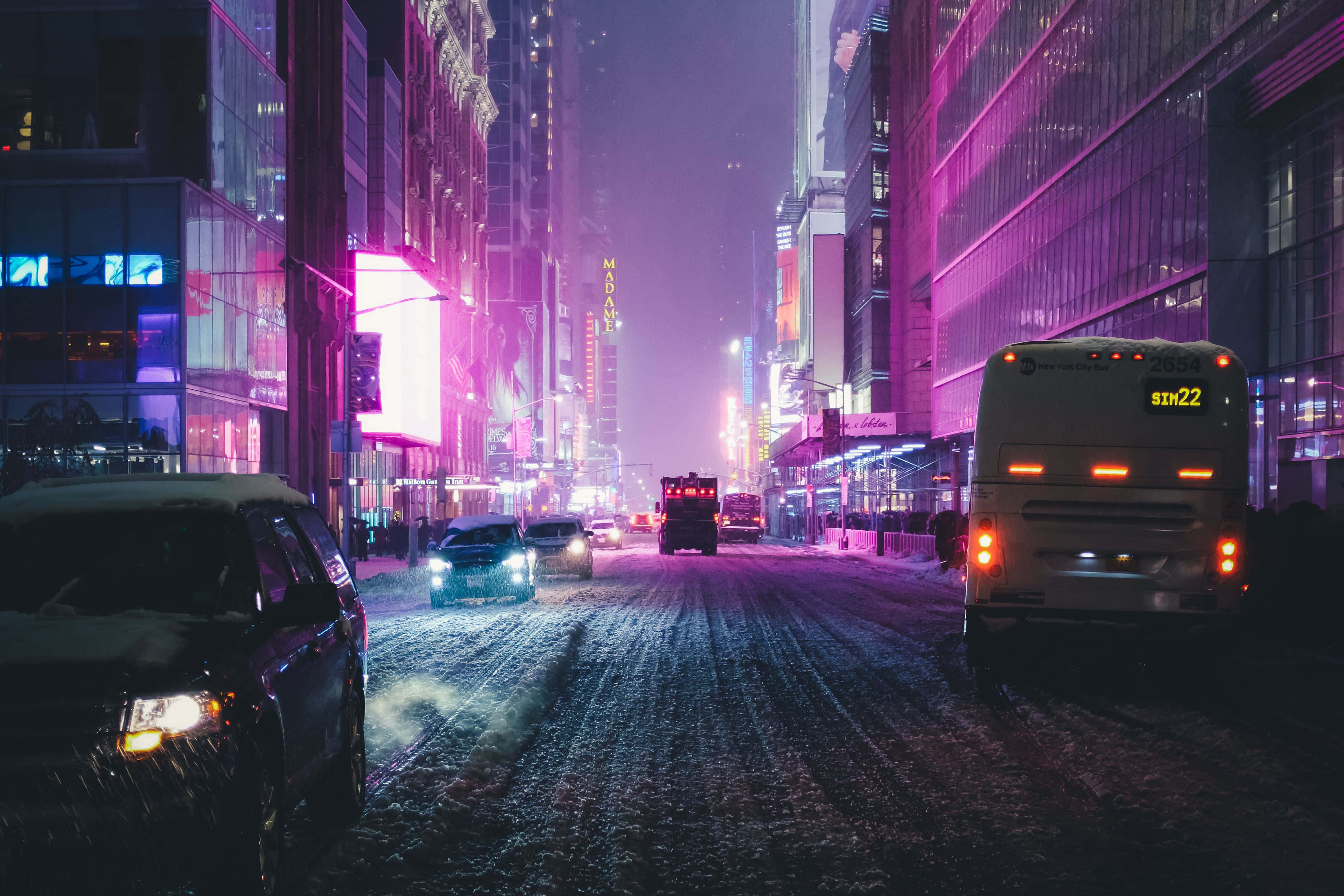 Kuchunguza nishati na maisha yote ya Neon City Picha ya Ukuta