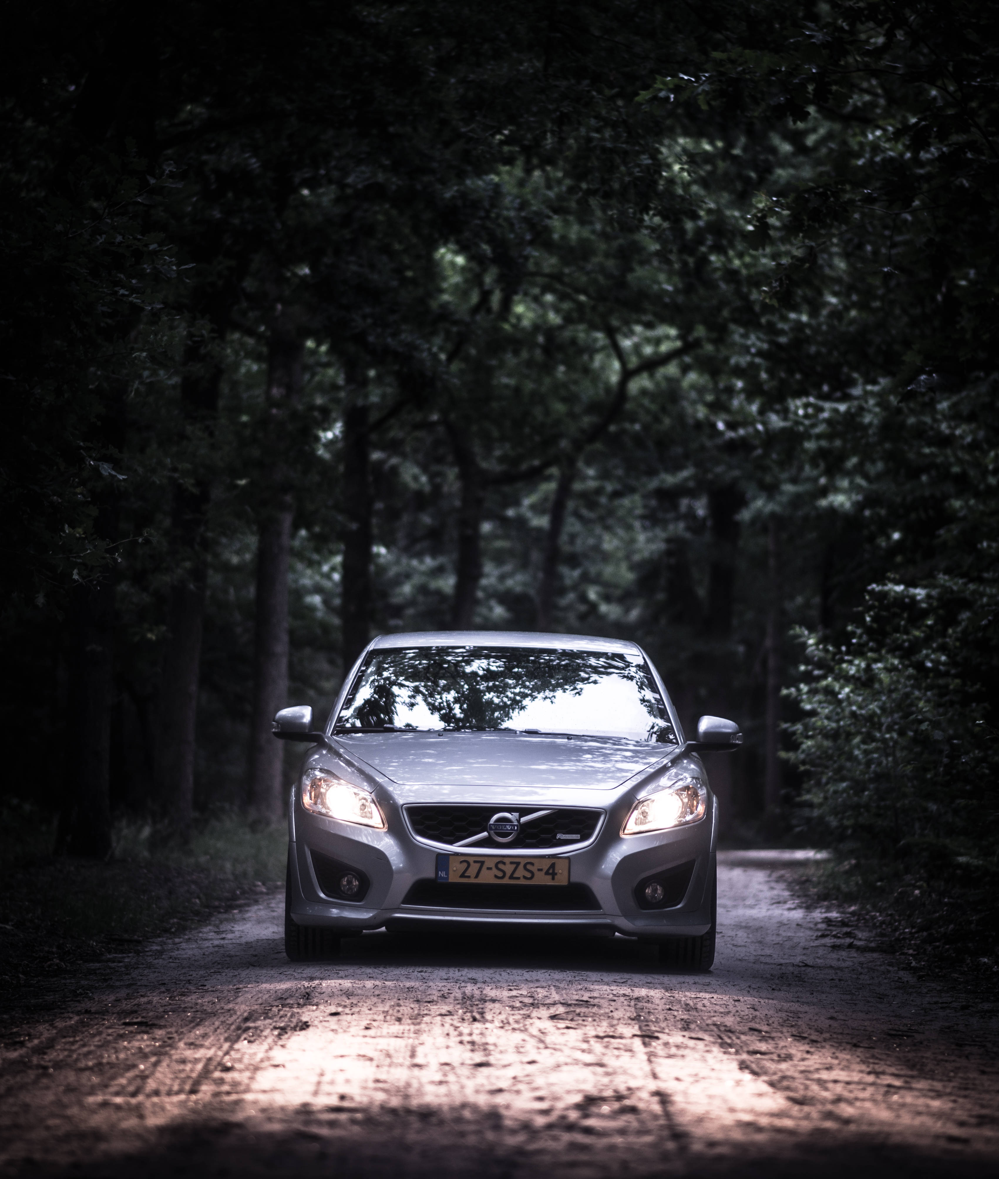 Kuendesha Gray Volvo Sedan Picha ya Ukuta