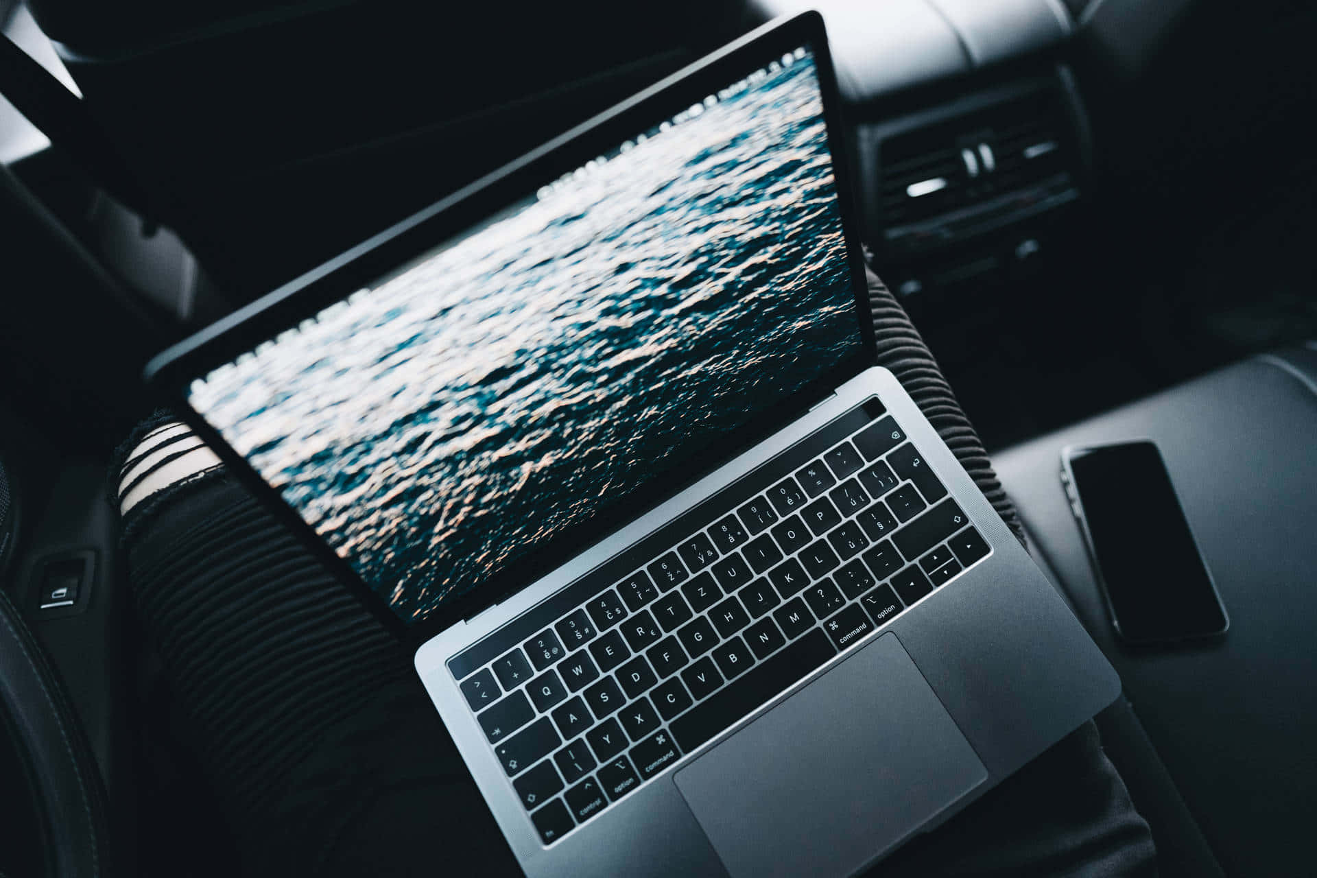 Kufanya Kazi kwa Mtindo na Laptop ya Aesthetic Picha ya Ukuta