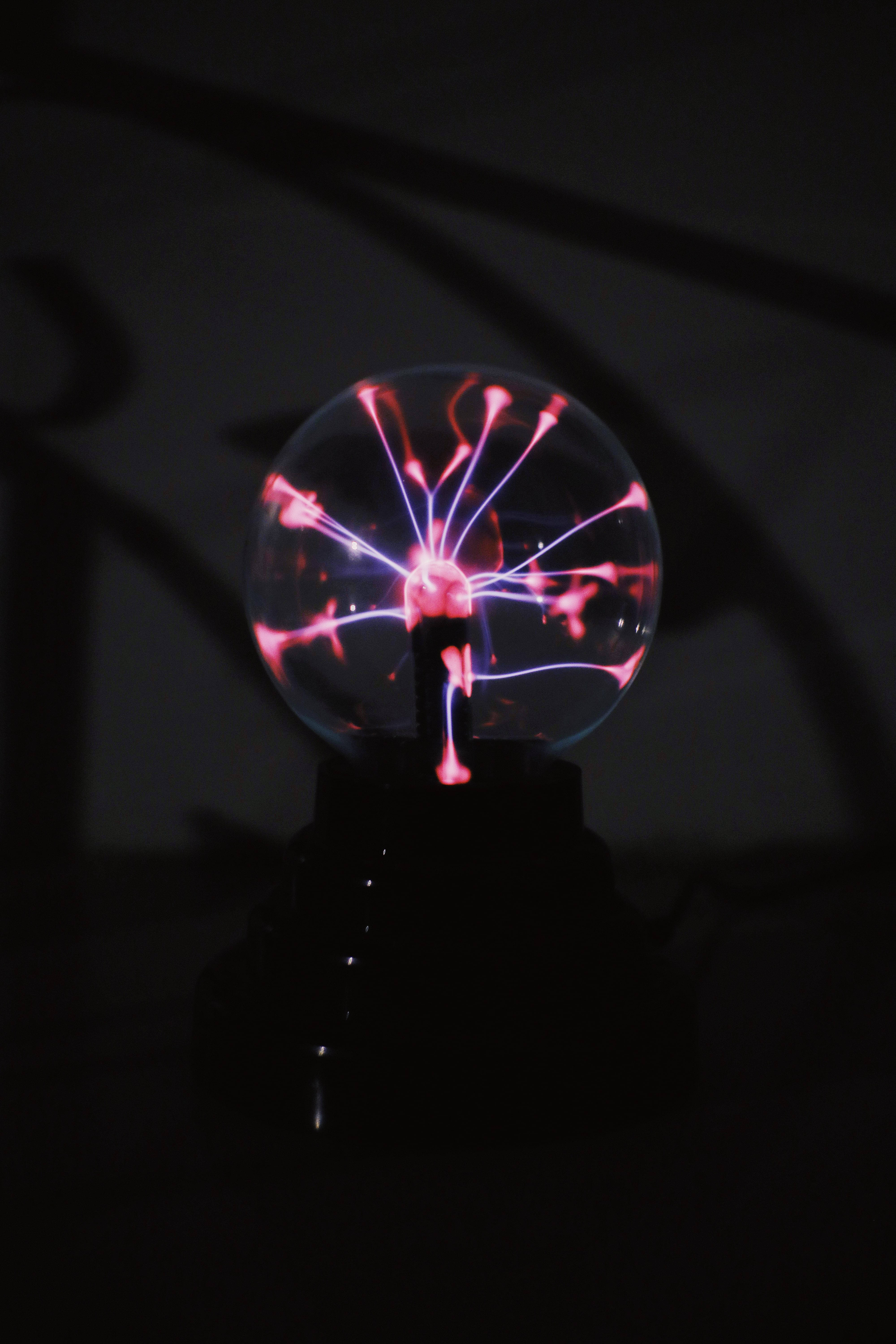 "Kufanya Mawimbi: Piga Hatua ya Baadaye na Teknolojia ya Plasma Ball ya Rangi" Picha ya Ukuta
