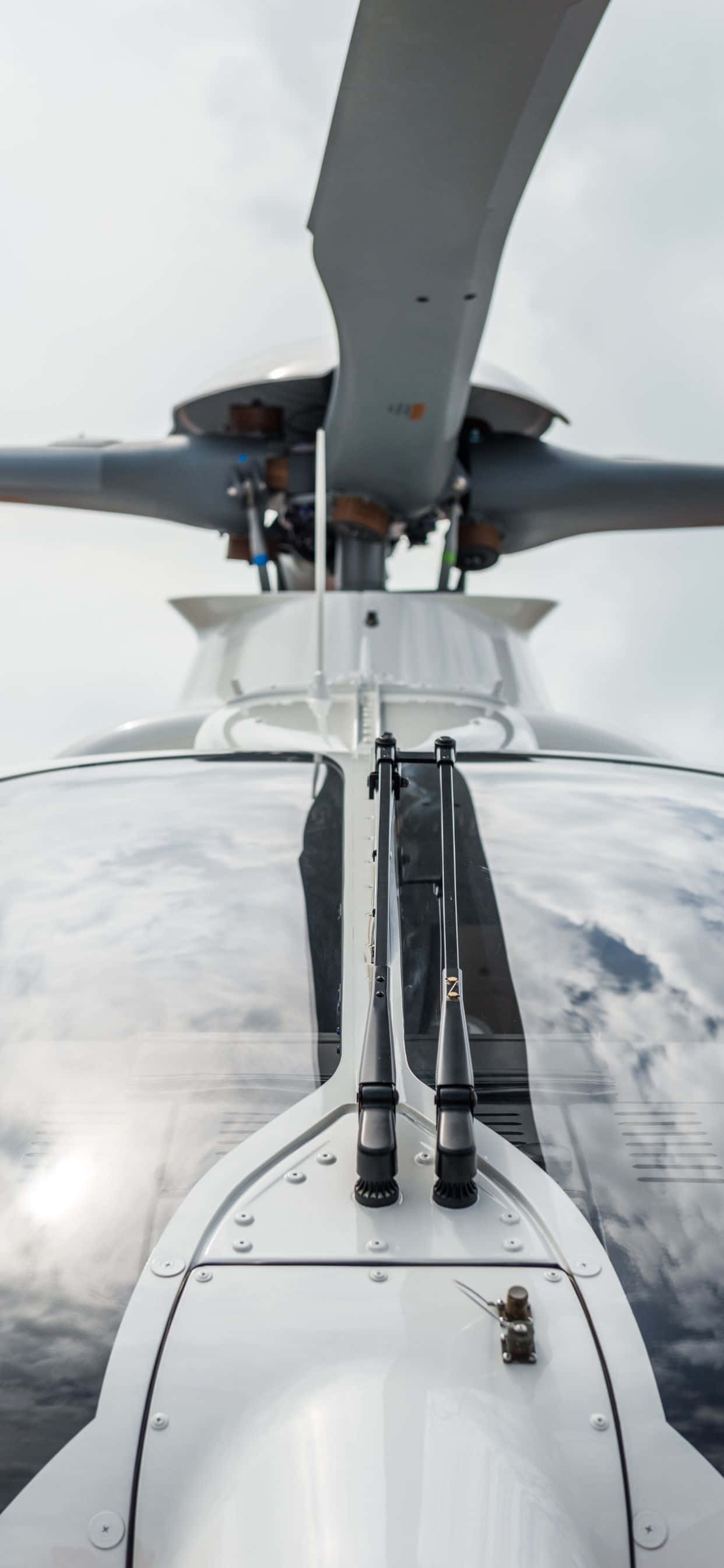 Kufurahia mandhari ya kipekee ya anga na iPhone Xs Max Helicopters Picha ya Ukuta