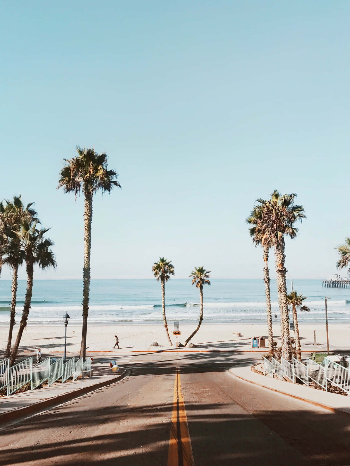 Kufurahia siku ya kupendeza kwenye pwani ya California wakati wa kiangazi Picha ya Ukuta