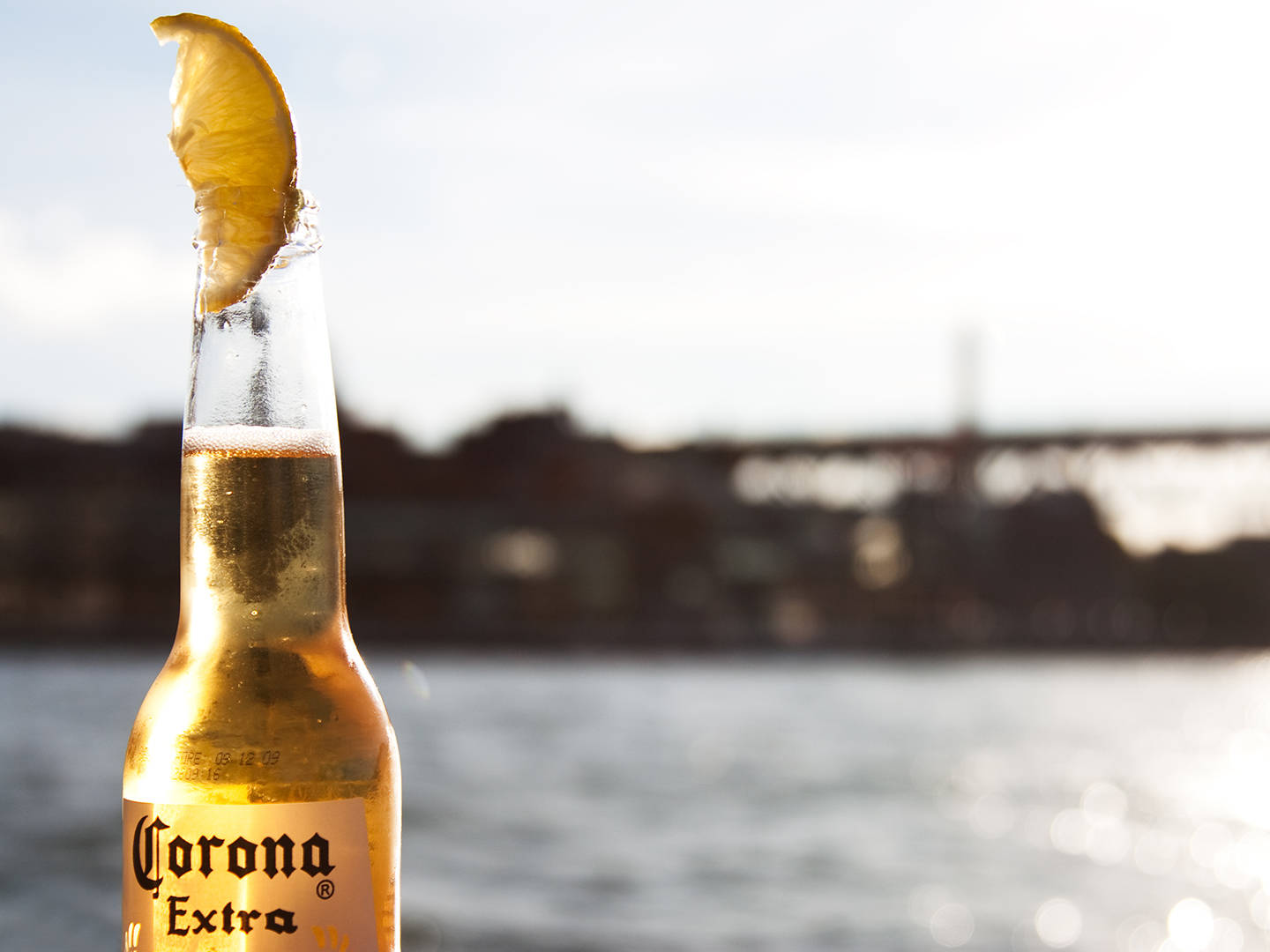 Kukimbilia Amani na Corona Extra Picha ya Ukuta