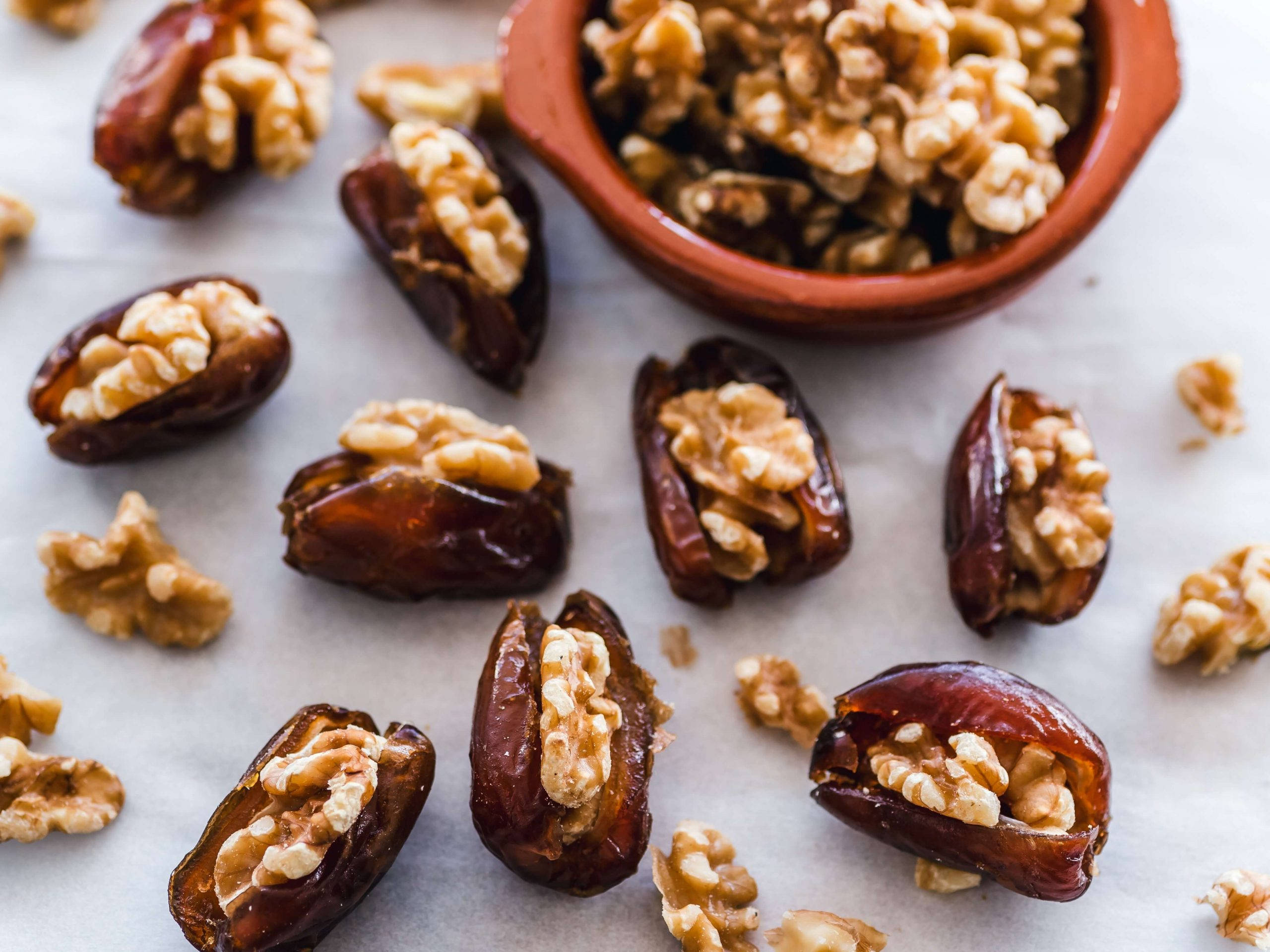 Kurma Zilizokaushwa na Kujaza Walnuts Picha ya Ukuta