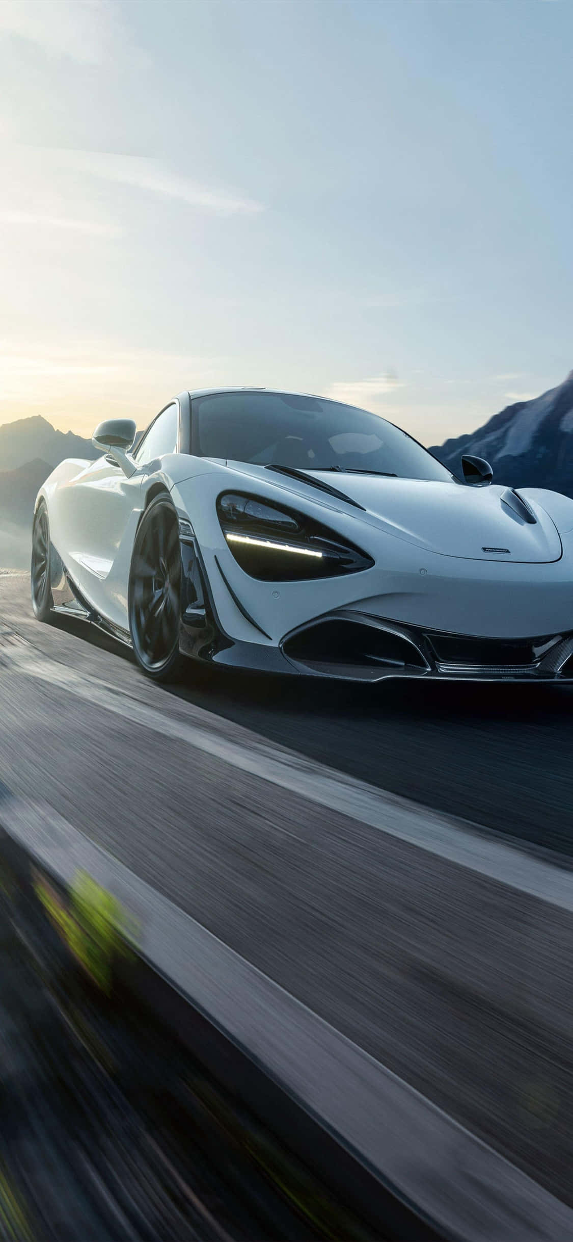 Kusafiri kwa Utu na iPhone XS katika Mclaren 720S Picha ya Ukuta