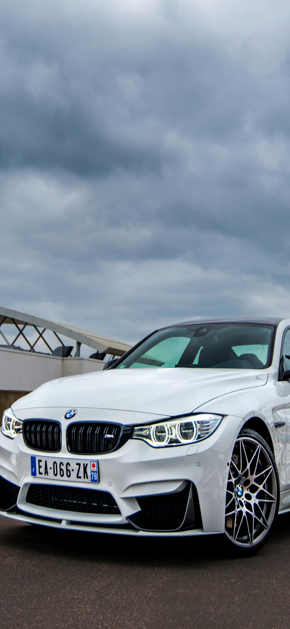 Kusaidia nguvu ya iPhone X mpya na BMW. Picha ya Ukuta
