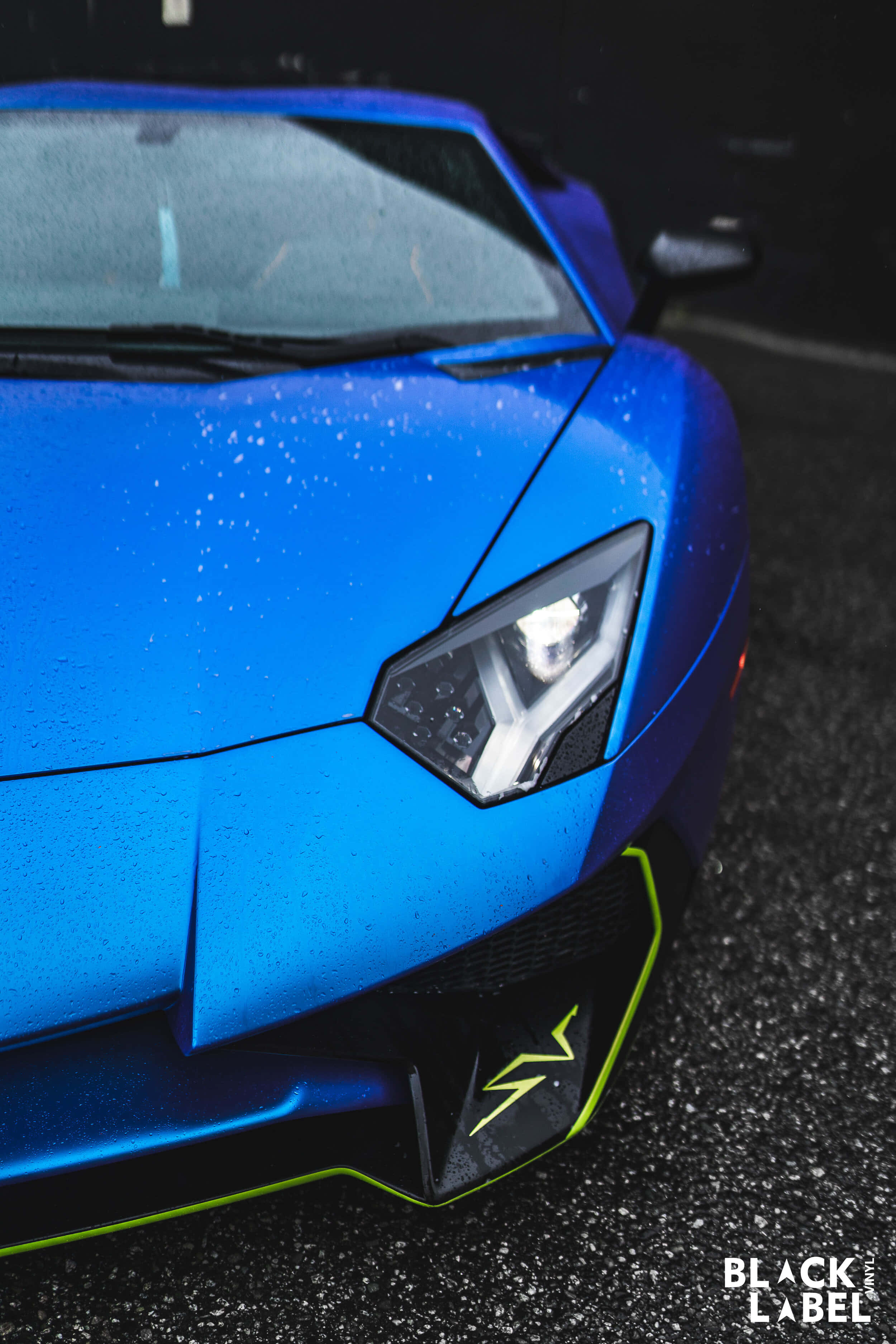Kuwa na mwonekano wa kuvutia katika Lamborghini ya bluu. Picha ya Ukuta