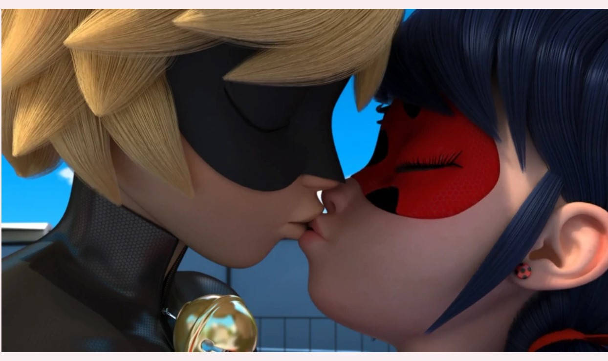 Ladybug na Cat Noir Busu la Kimapenzi Picha ya Ukuta