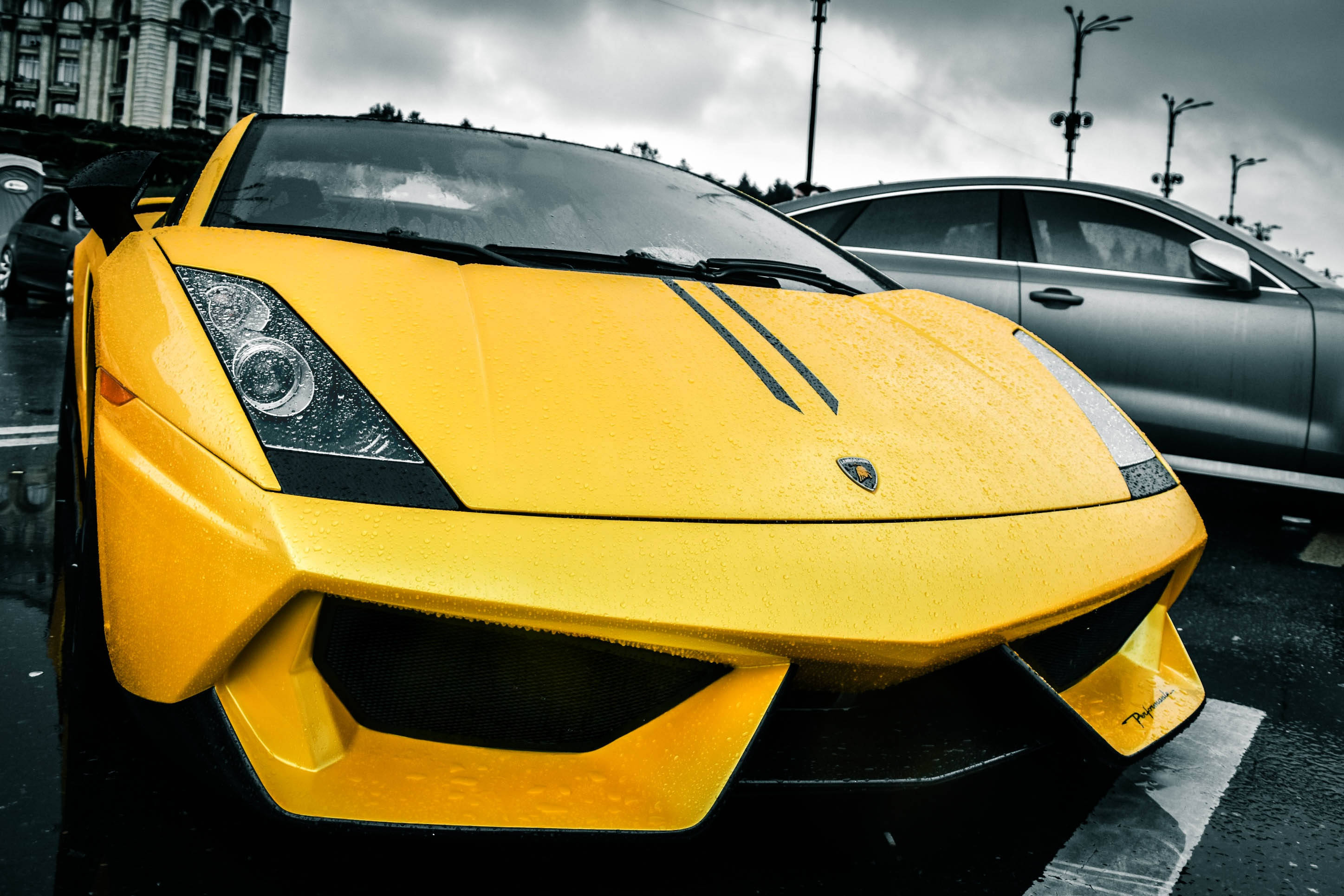 Lamborghini Gallardo ya Rangi ya Njano Inayovutia Siku ya Mvua Picha ya Ukuta