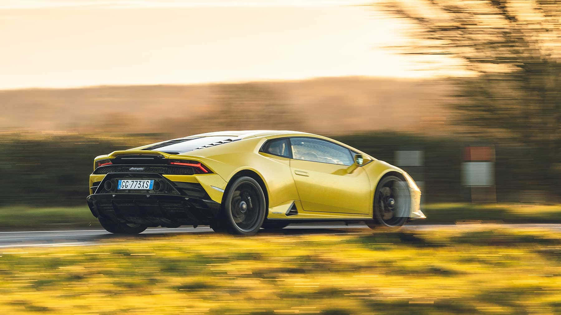 lamborghini huracan inaendesha barabarani kwenye barabara ya mashambani Picha ya Ukuta
