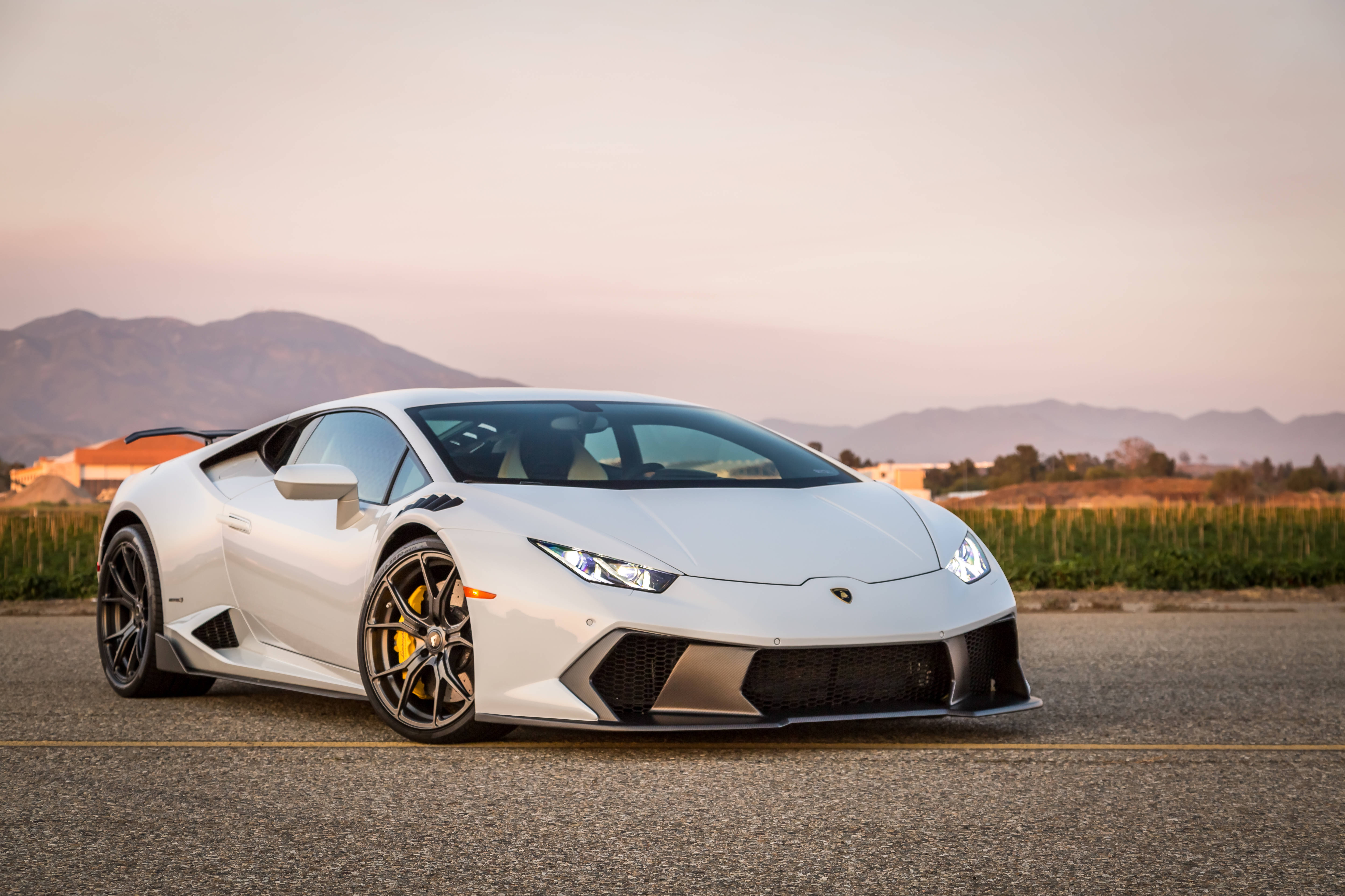 Lamborghini Huracan Nyeupe Tukufu Wakati wa Machweo Picha ya Ukuta