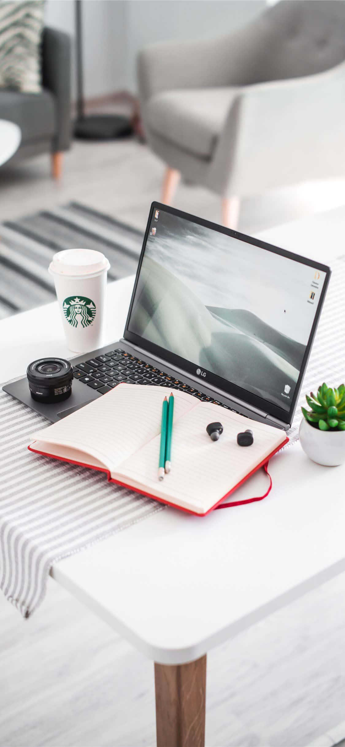 Laptop And Notebook Android Desk Background Picha ya Ukuta