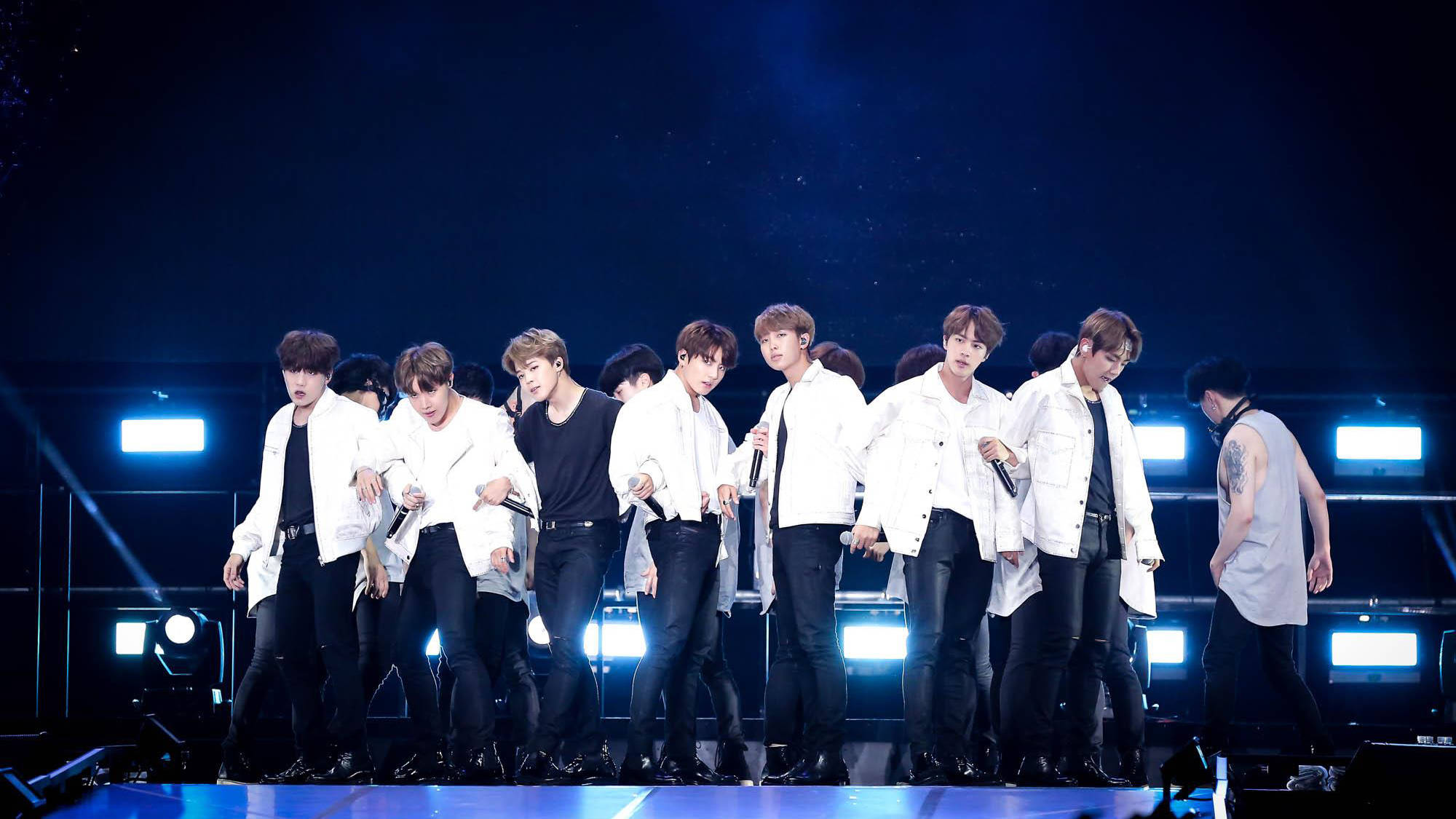 Laptop Baridi ya Ziara ya Dunia ya BTS Picha ya Ukuta