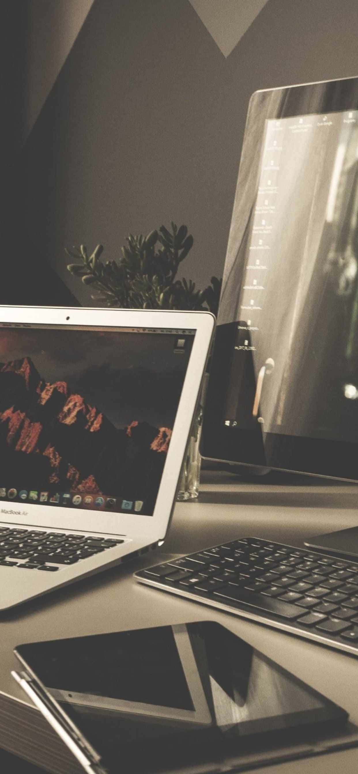 laptop, kompyuta kibao, na simu juu ya meza Picha ya Ukuta