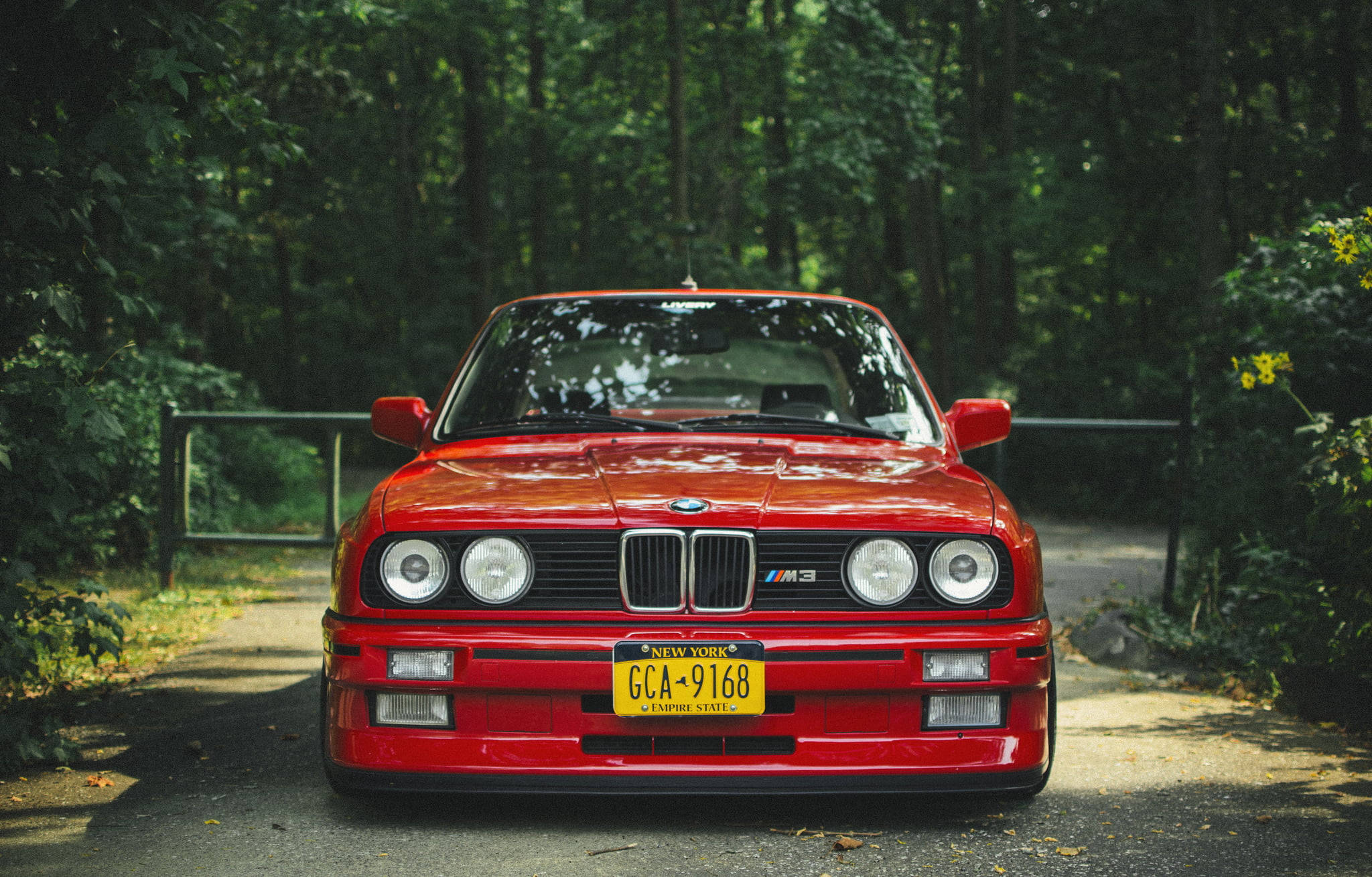 Laptop Nyekundu ya BMW E30 M3 Picha ya Ukuta
