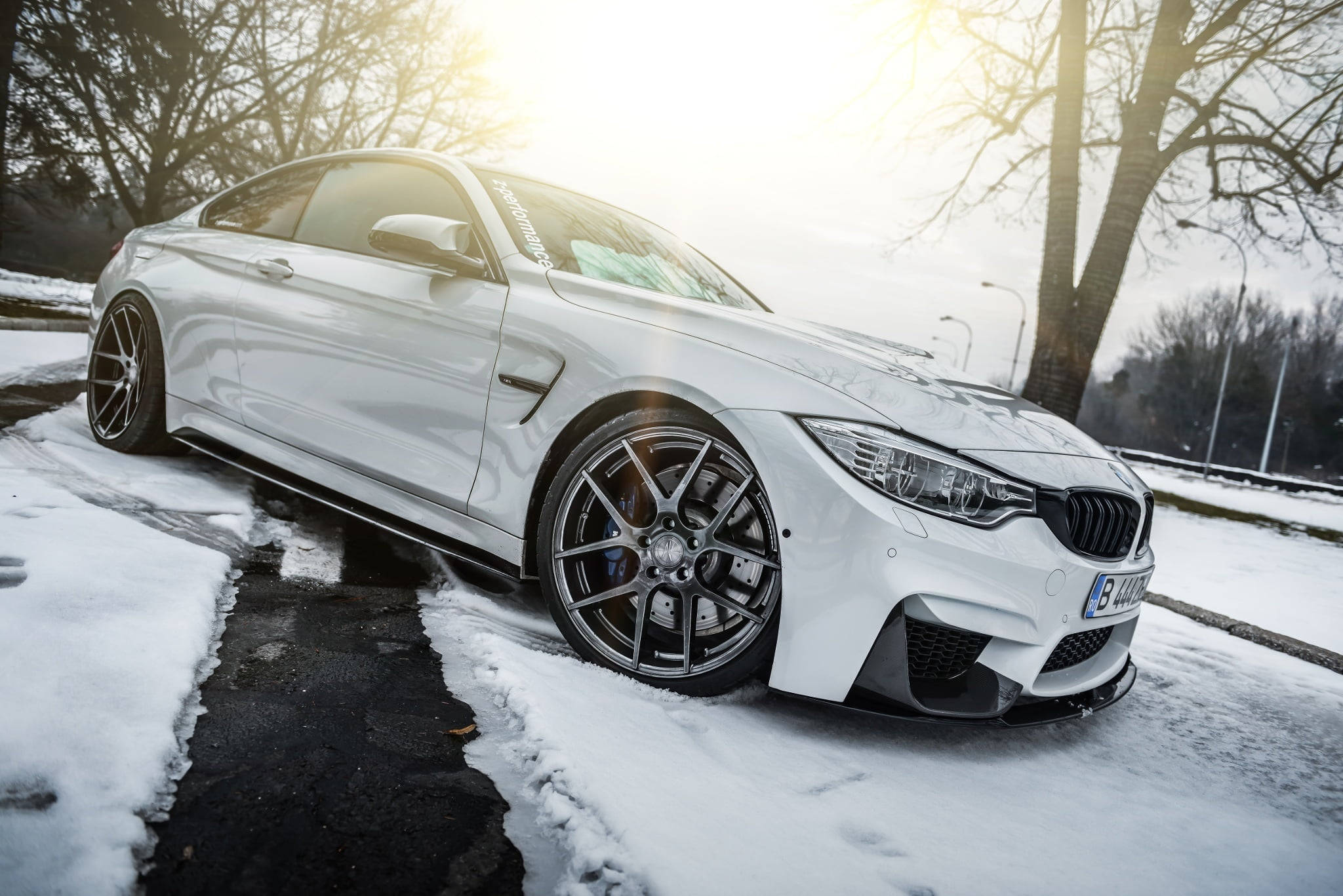 Laptop Nyeupe ya BMW M4 Maridadi Picha ya Ukuta