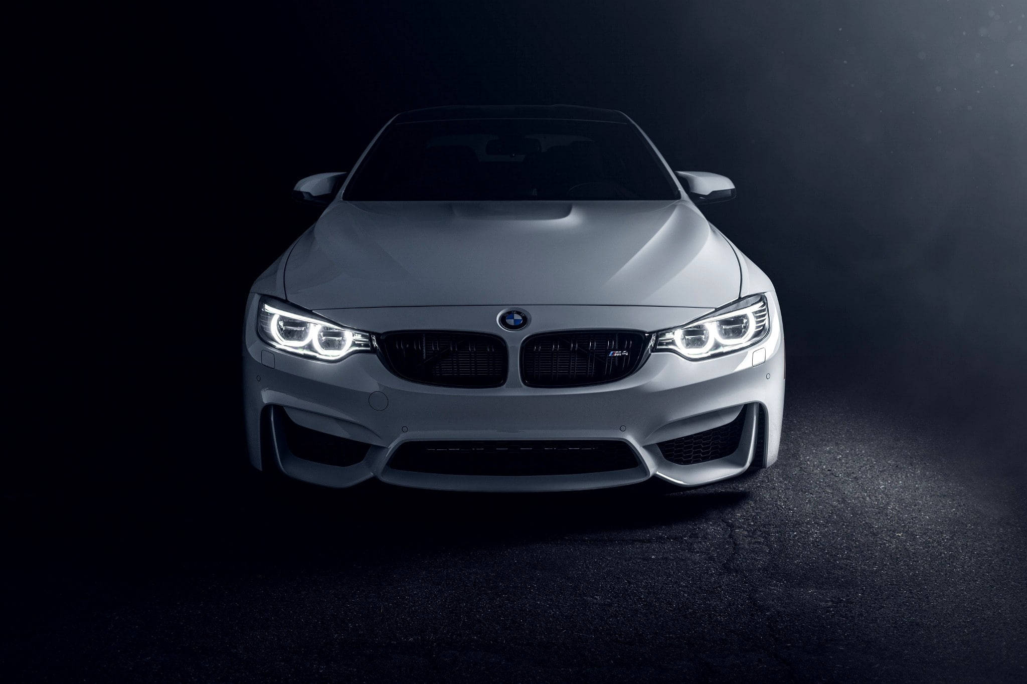 Laptop Nyeupe ya BMW M4 Picha ya Ukuta