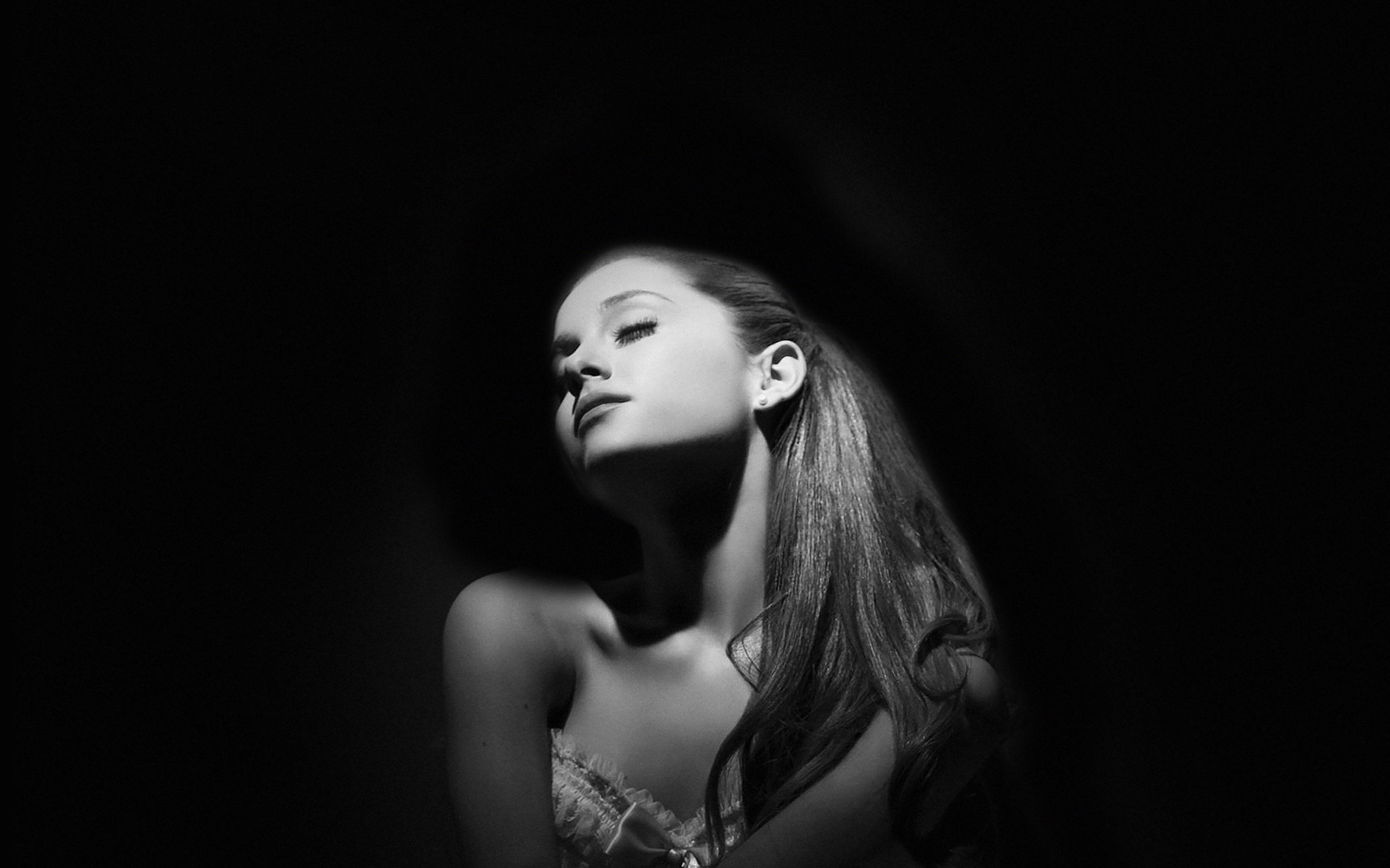 Laptop Nyeusi ya Ariana Grande Picha ya Ukuta