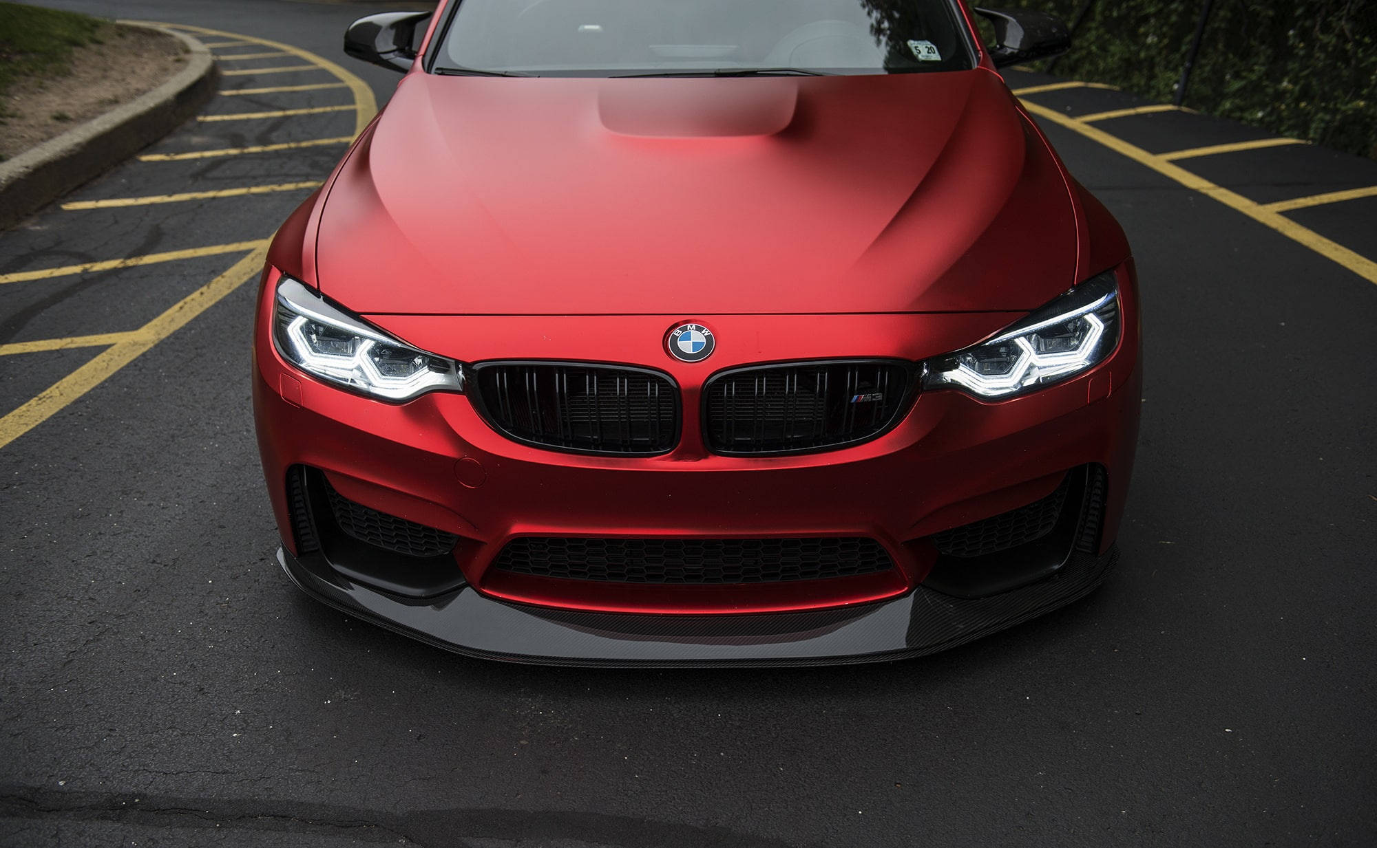 Laptop ya BMW M3 Nyekundu isiyo na Mng'aro Picha ya Ukuta