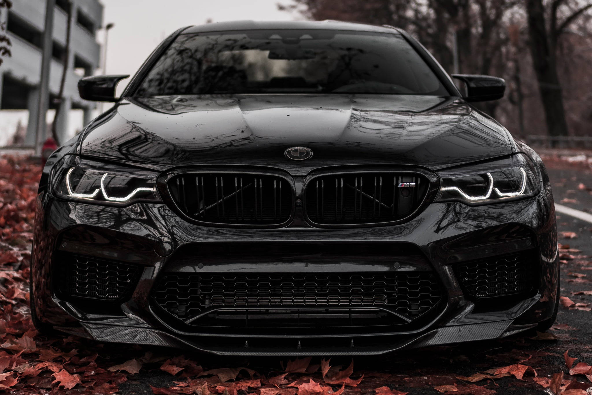 Laptop ya BMW M5 Nyeusi Inang'aa Picha ya Ukuta