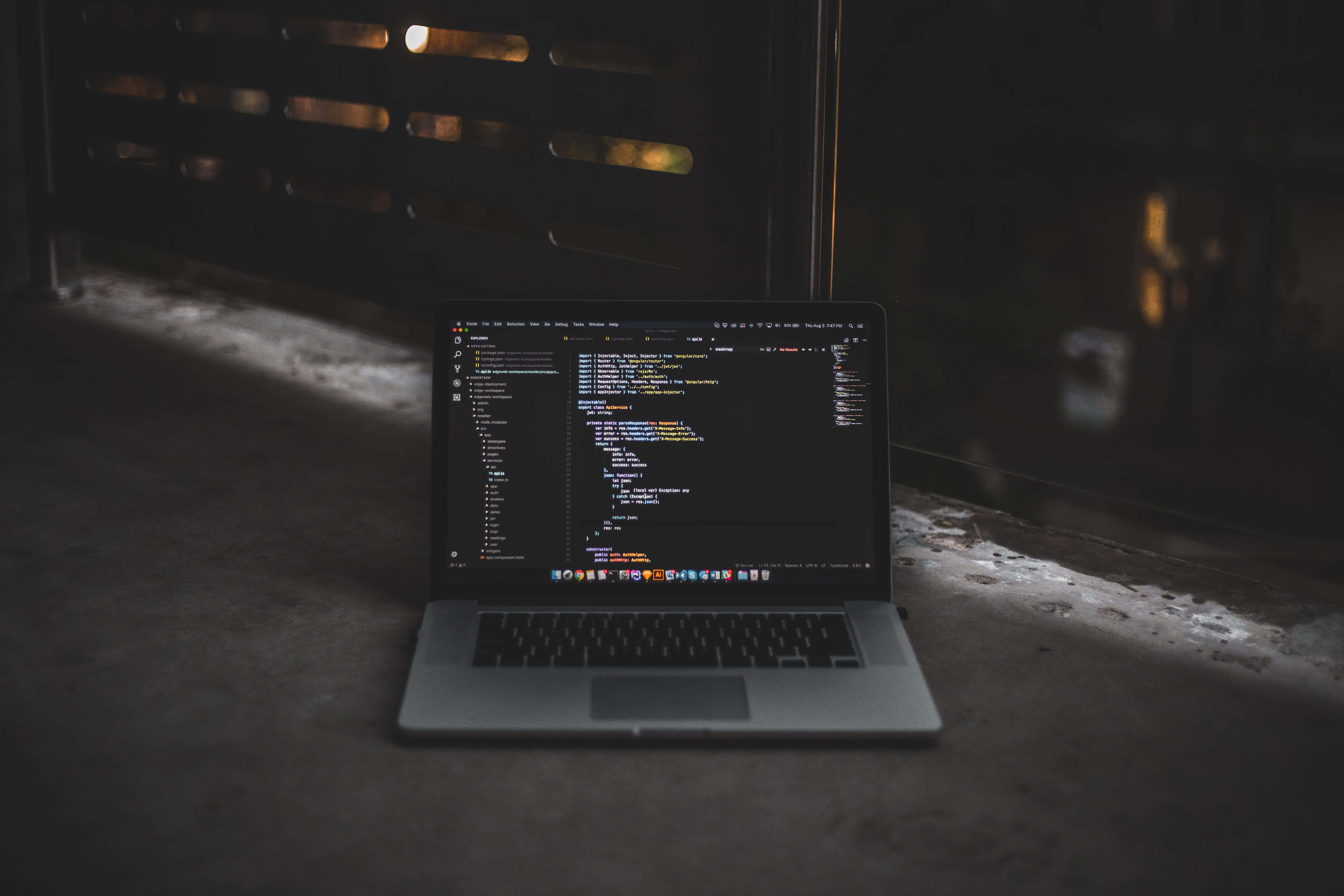 Laptop yenye skrini inayoonyesha programu Picha ya Ukuta